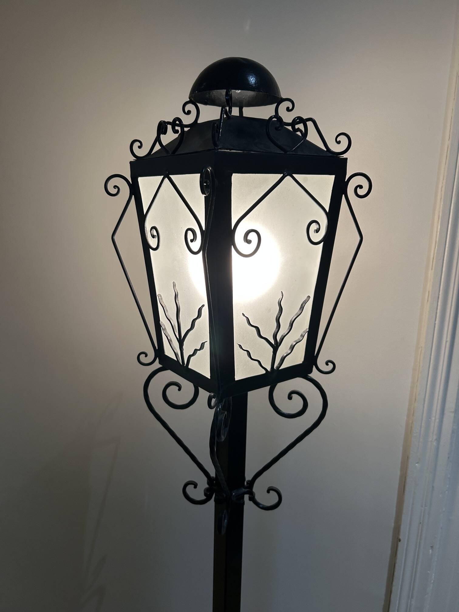 lampadaire en fer forgé 1950