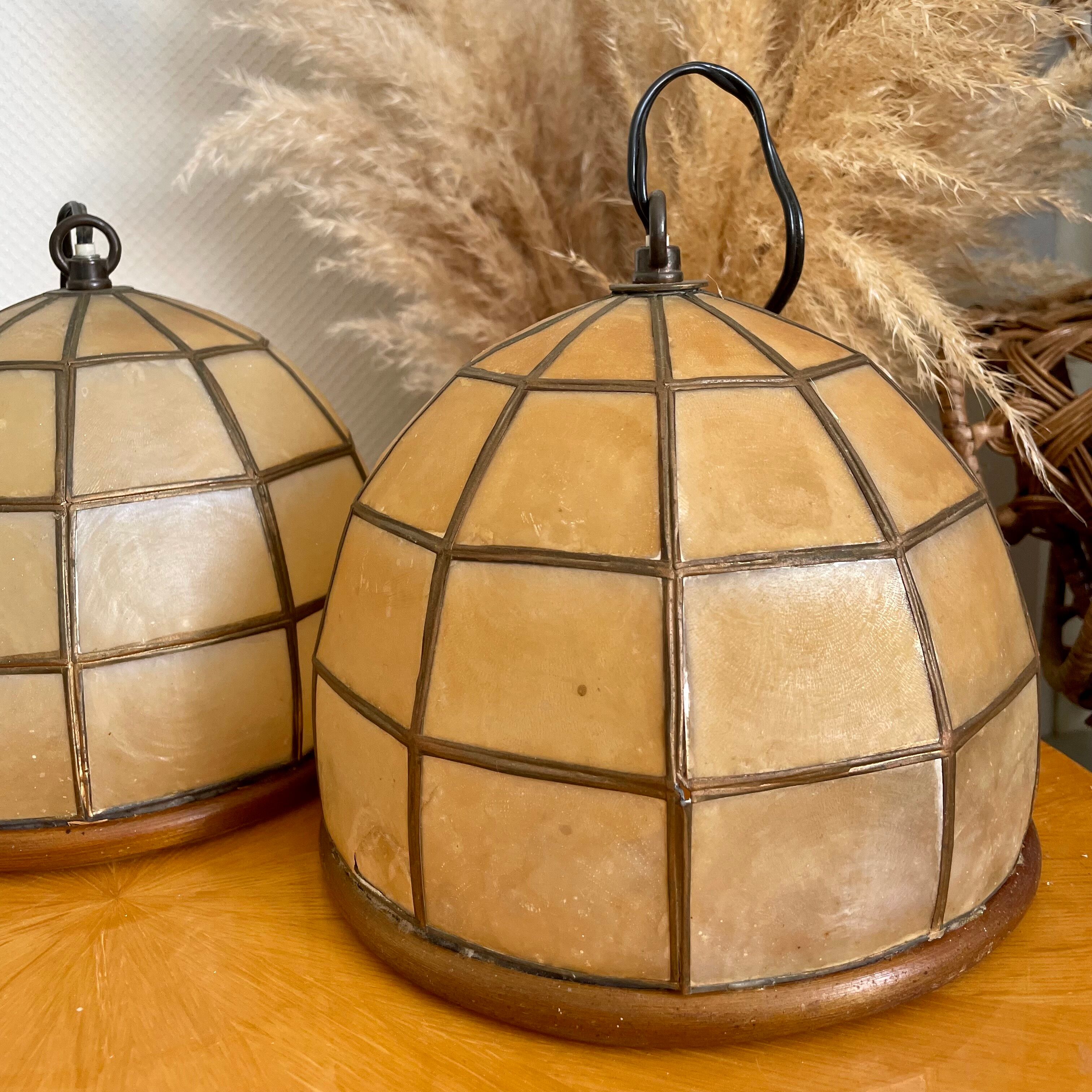 Paire de suspensions en nacre et laiton vintage