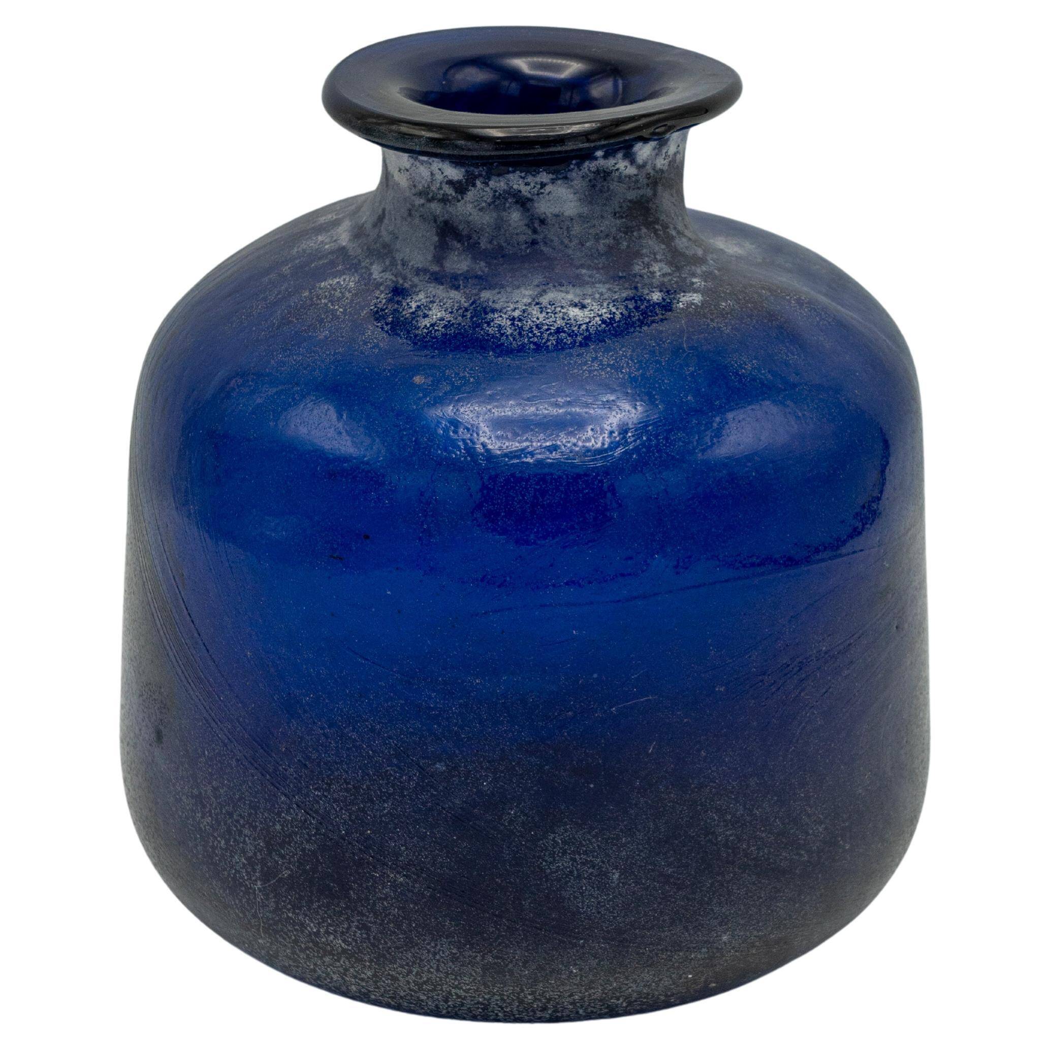 Vase en verre Scavo Murano Seguso bleu cobalt, soufflé à la main, années 1980, finition brutaliste.