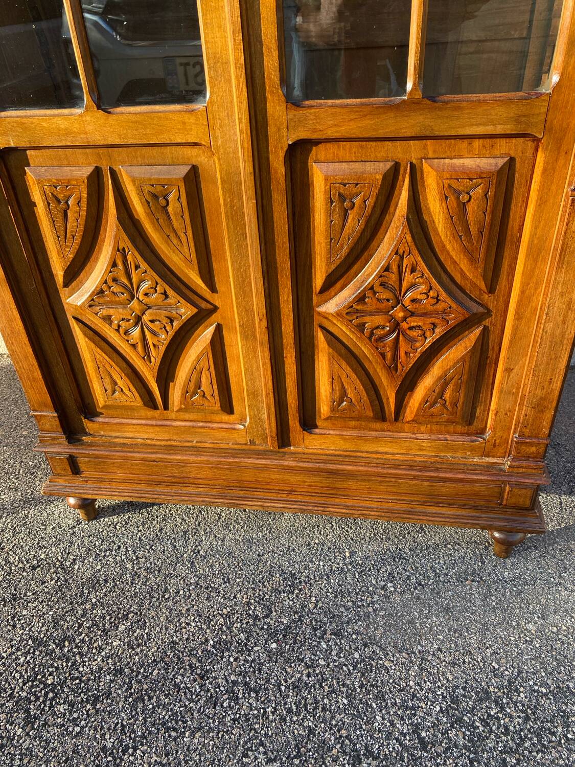 Display case: 2-door bookcase