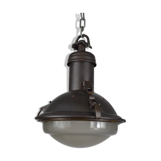 Industrial lamp to hang.
