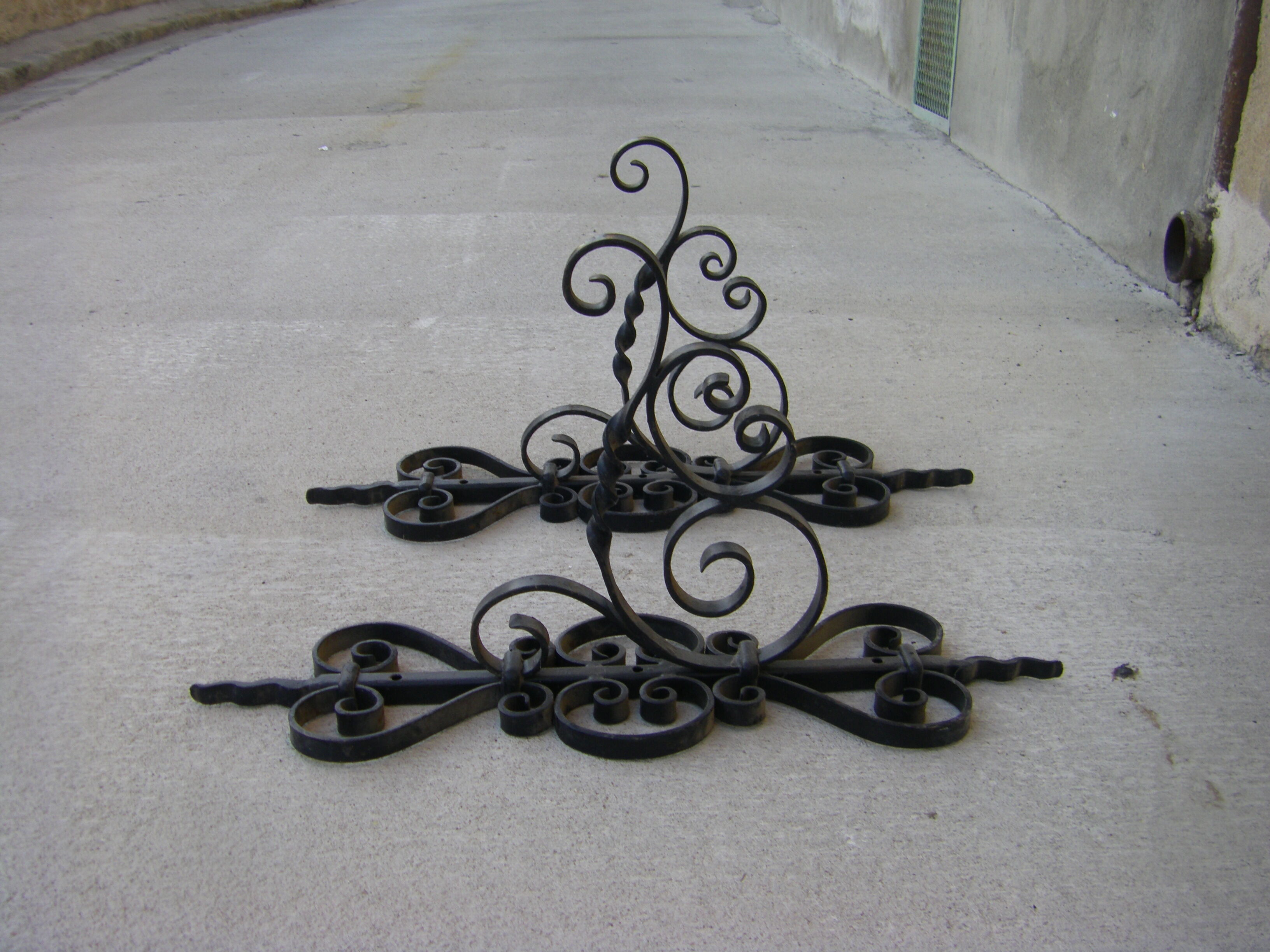 Paire de potences de lanterne de jardin en fer forgé