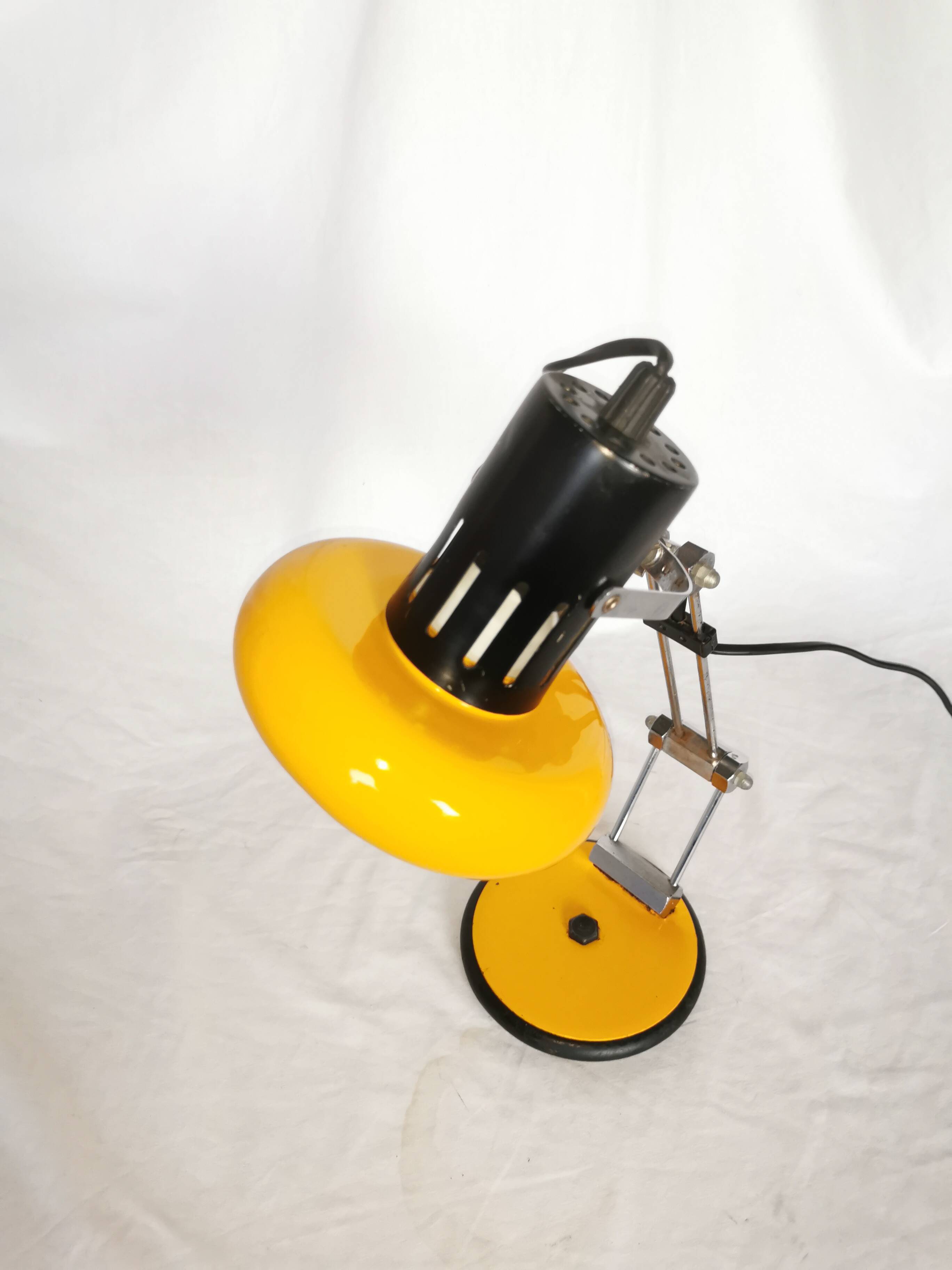 Articulated lamp in lacquered steel, Aluminor, France, 1980.