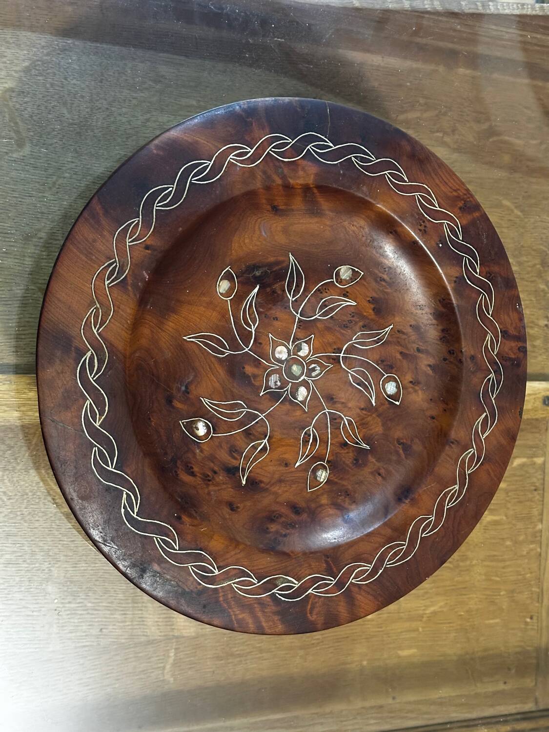 Wooden thuya catchall enhanced with metal wire and mother-of-pearl.