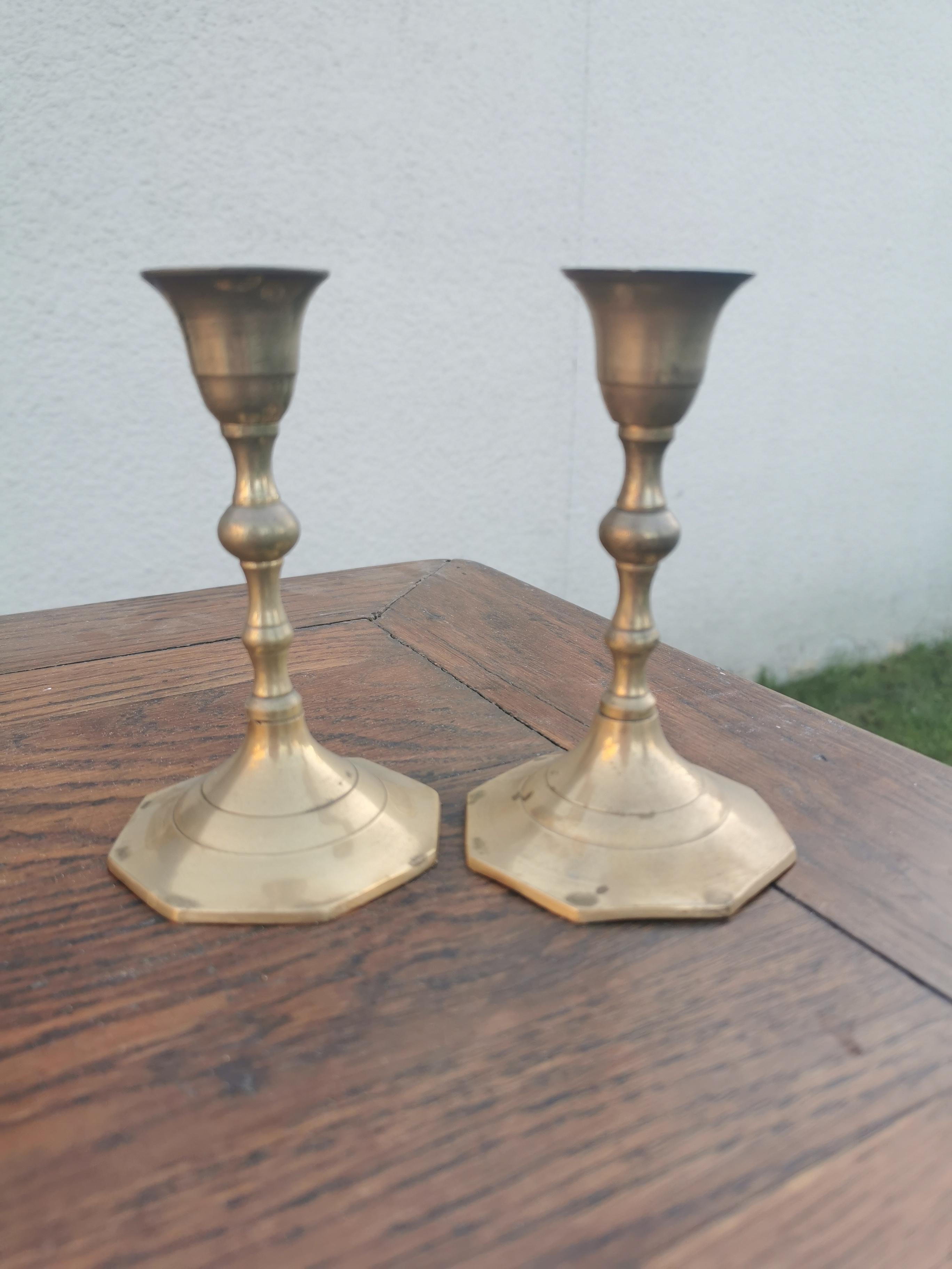 Paire de bougeoirs en laiton