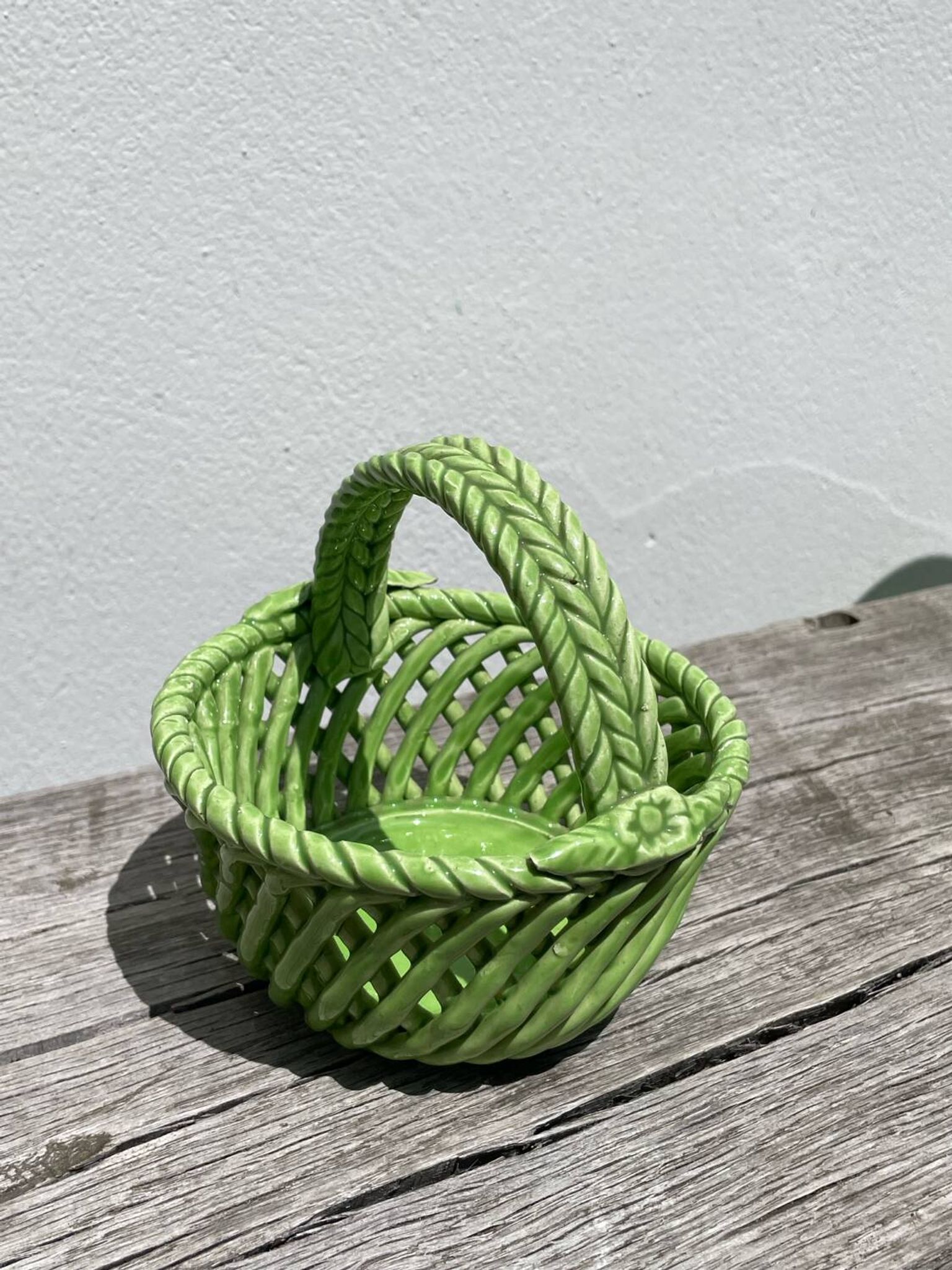 Plat panier en faïence tressée vert / céramique ancienne