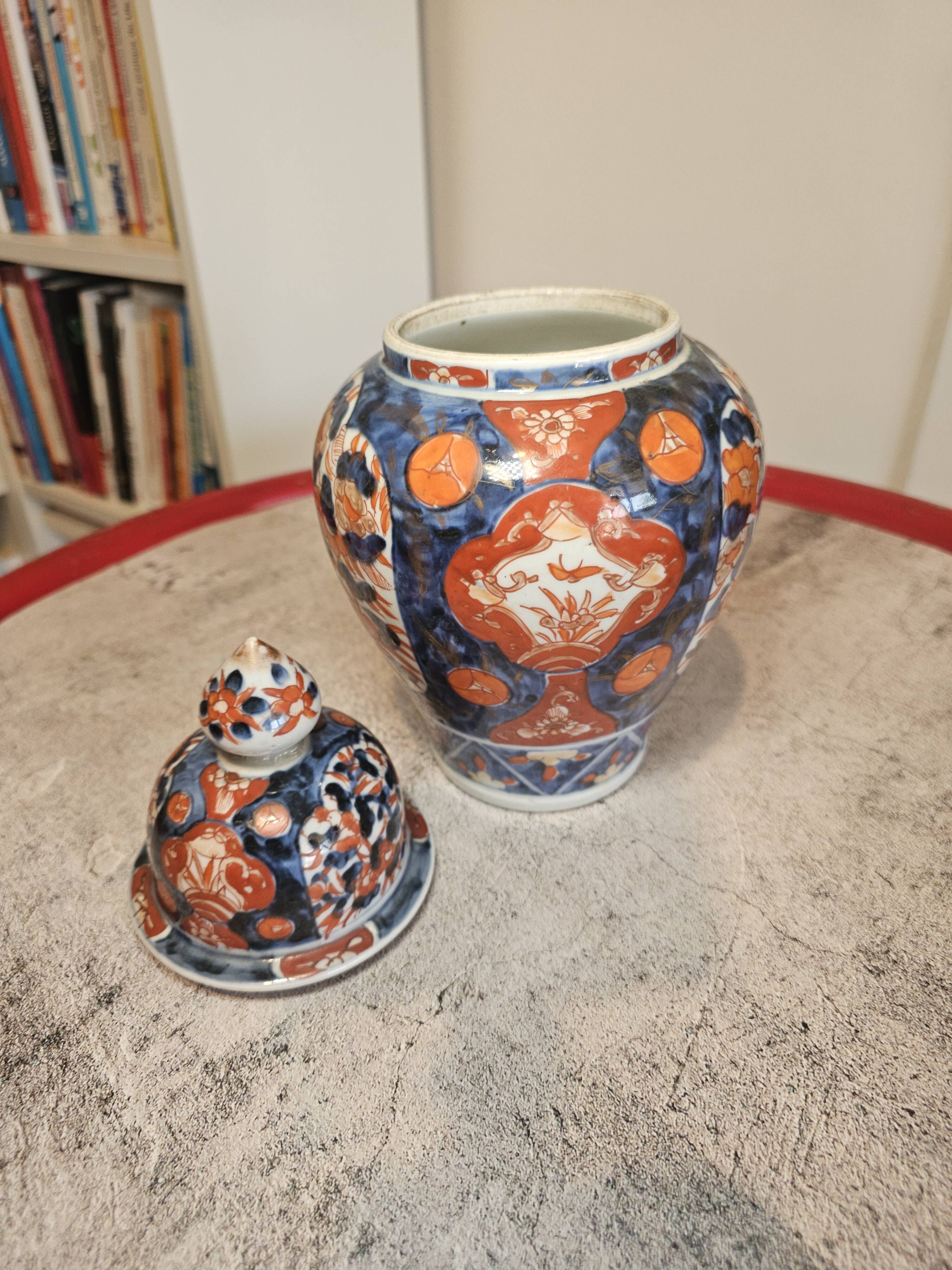 Pot with lid in Imari-style porcelain from Japan.