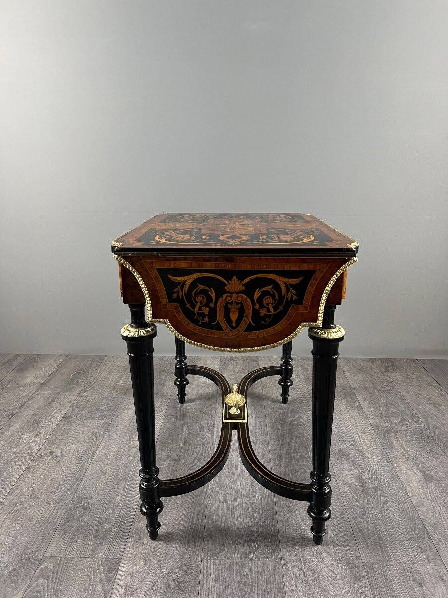 Writing table in Napoléon III style with marquetry and gilded bronzes, 19th century.