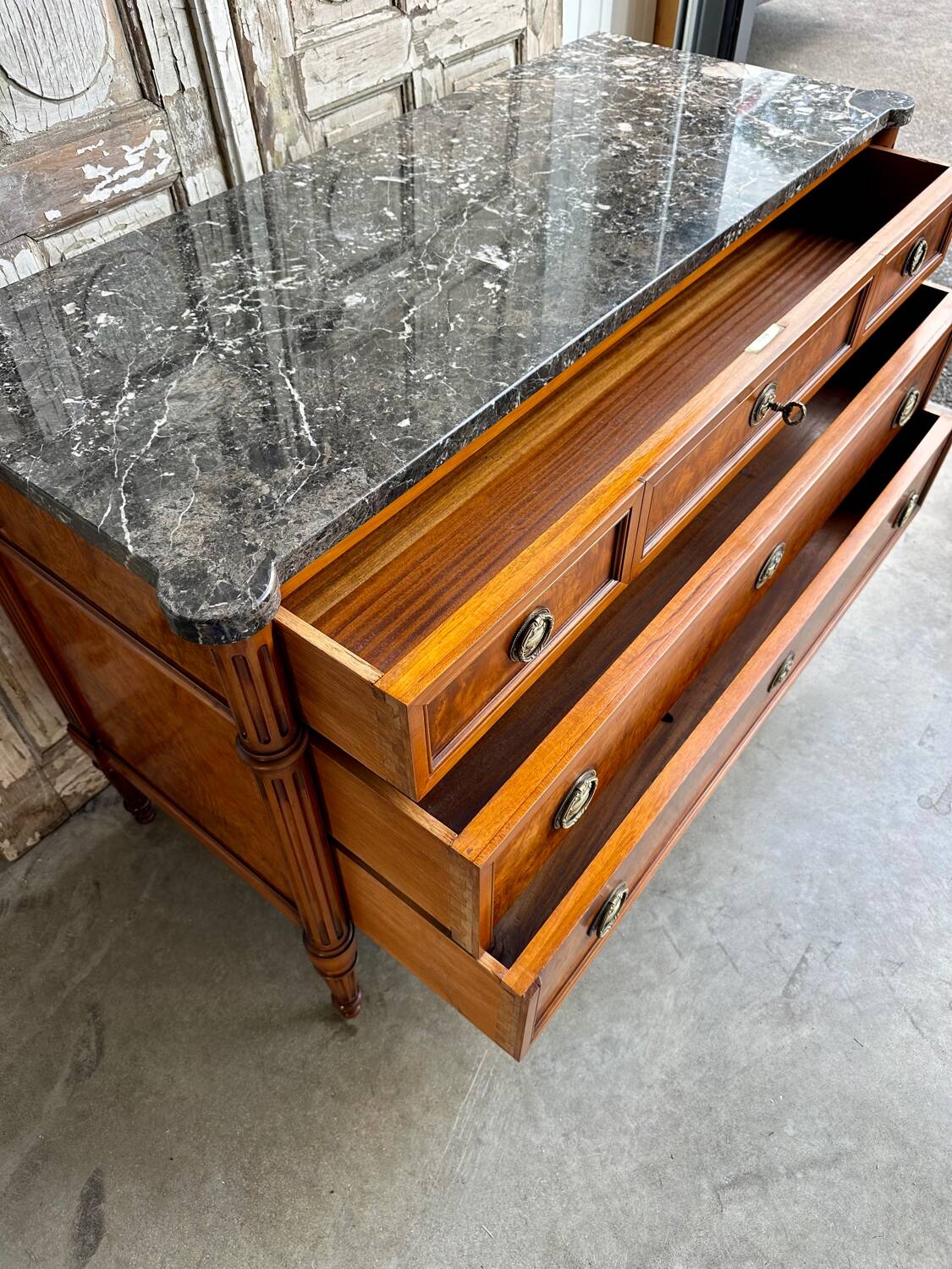 Louis XVI style chest of drawers in elm burl