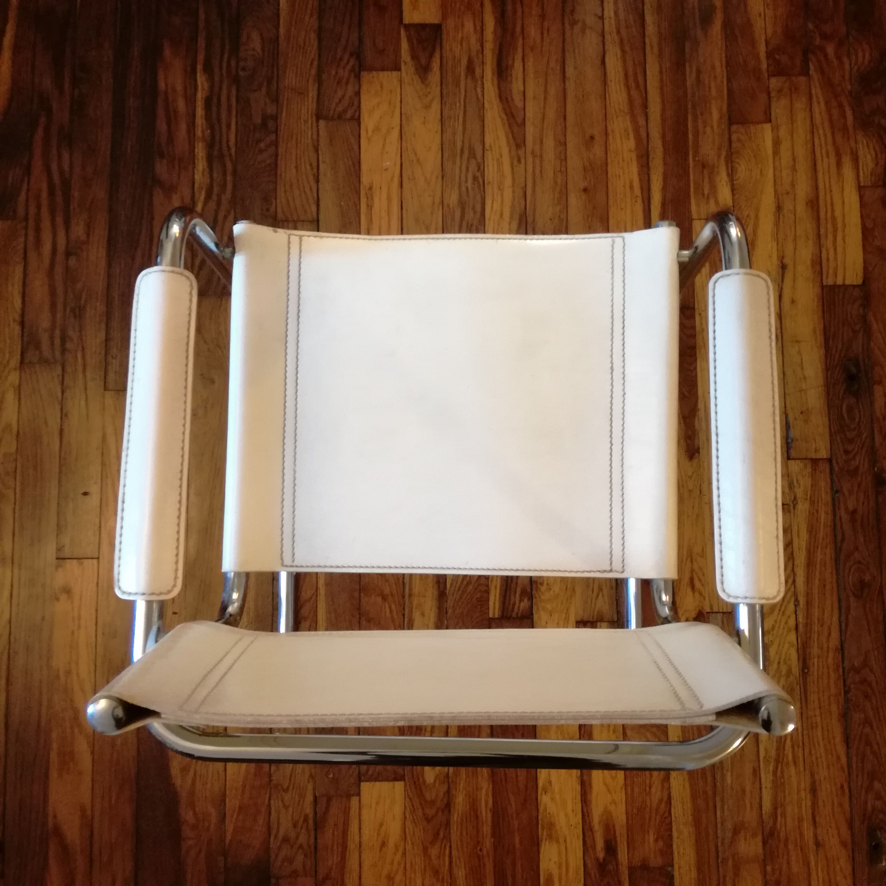 Cantilever armchair in smooth leather upholstery