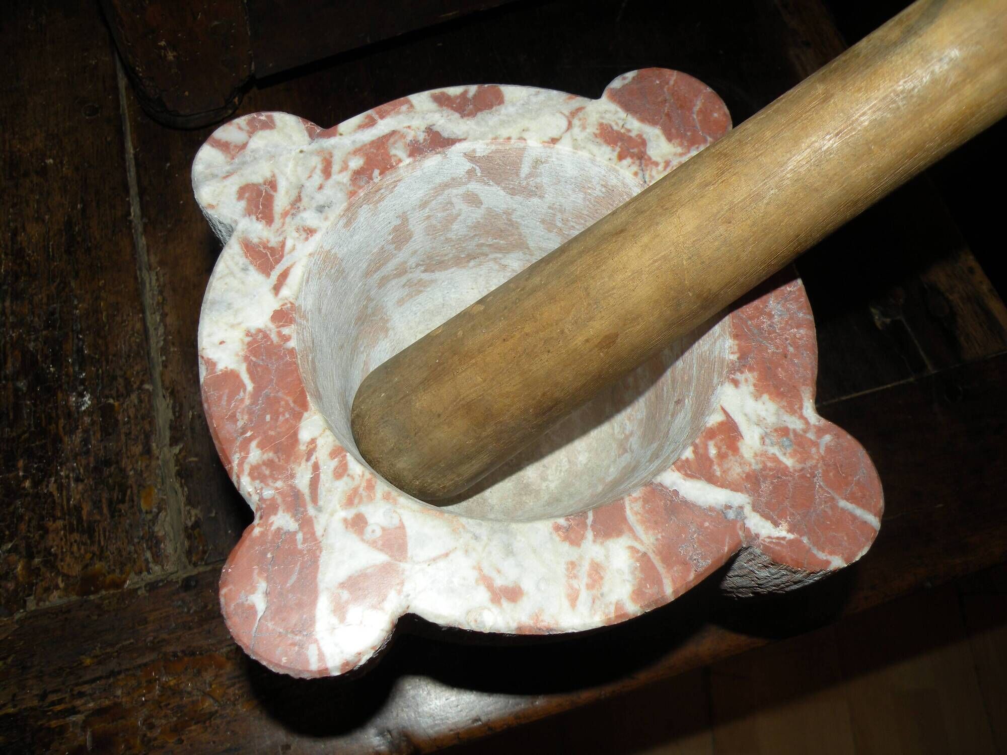 Mortar in veined red marble and its wooden pestle 20th century