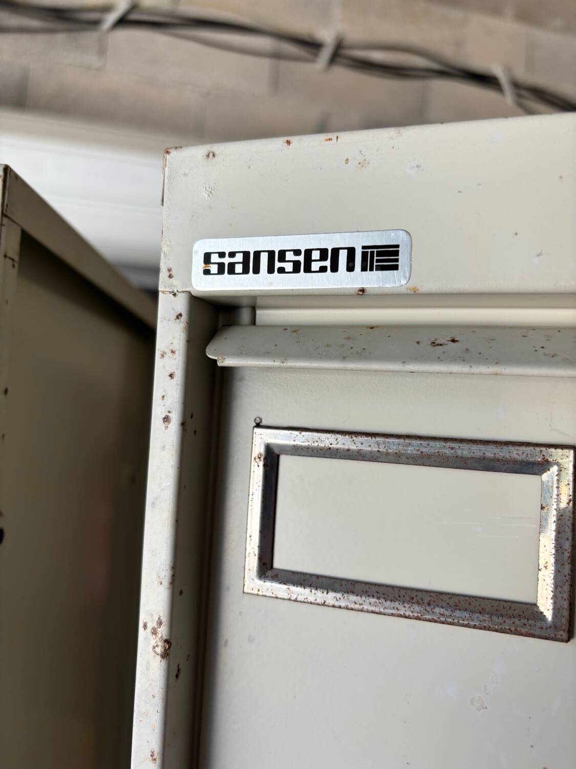 Casiers métalliques à clapets