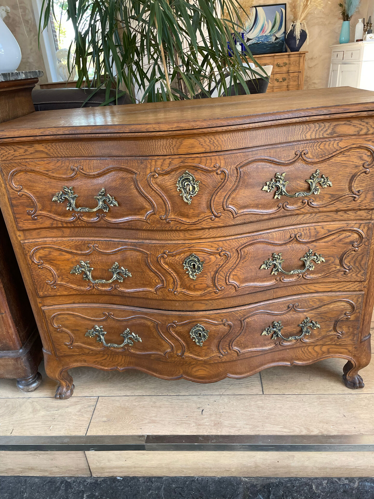 Curved chest of drawers