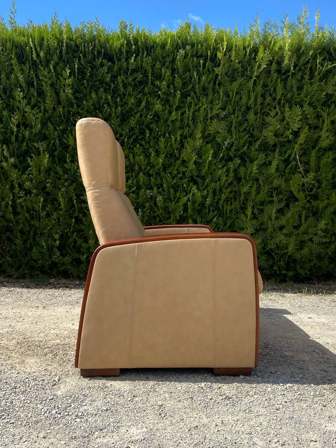 Set of vintage armchair and 2-seater sofa in beige leather and reclining wooden armrests, stressless style