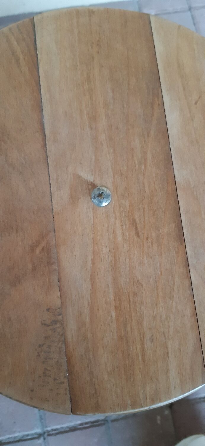 Tripod wooden stool with screws