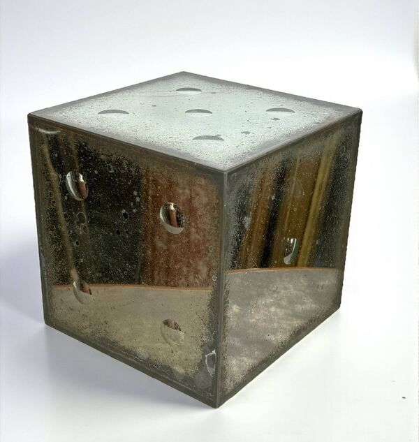 Gros dé en verre vieilli des années 70 avec numeros en forme de bulle