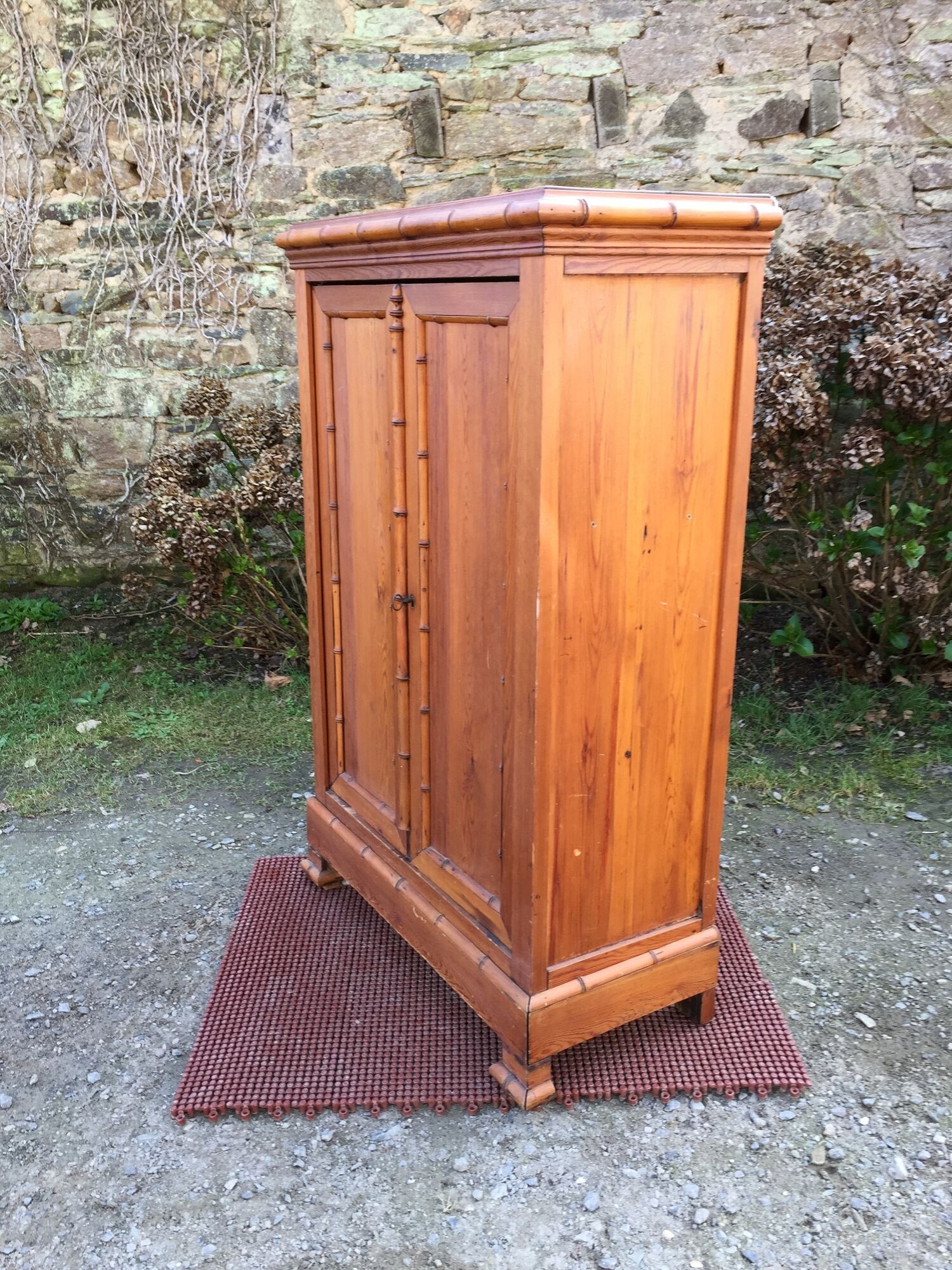 Armoire vintage en pitchpin et bambou d’époque 1900