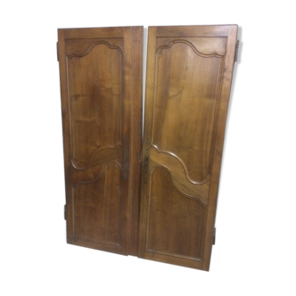 Paire d'anciennes portes d'armoire en noyer