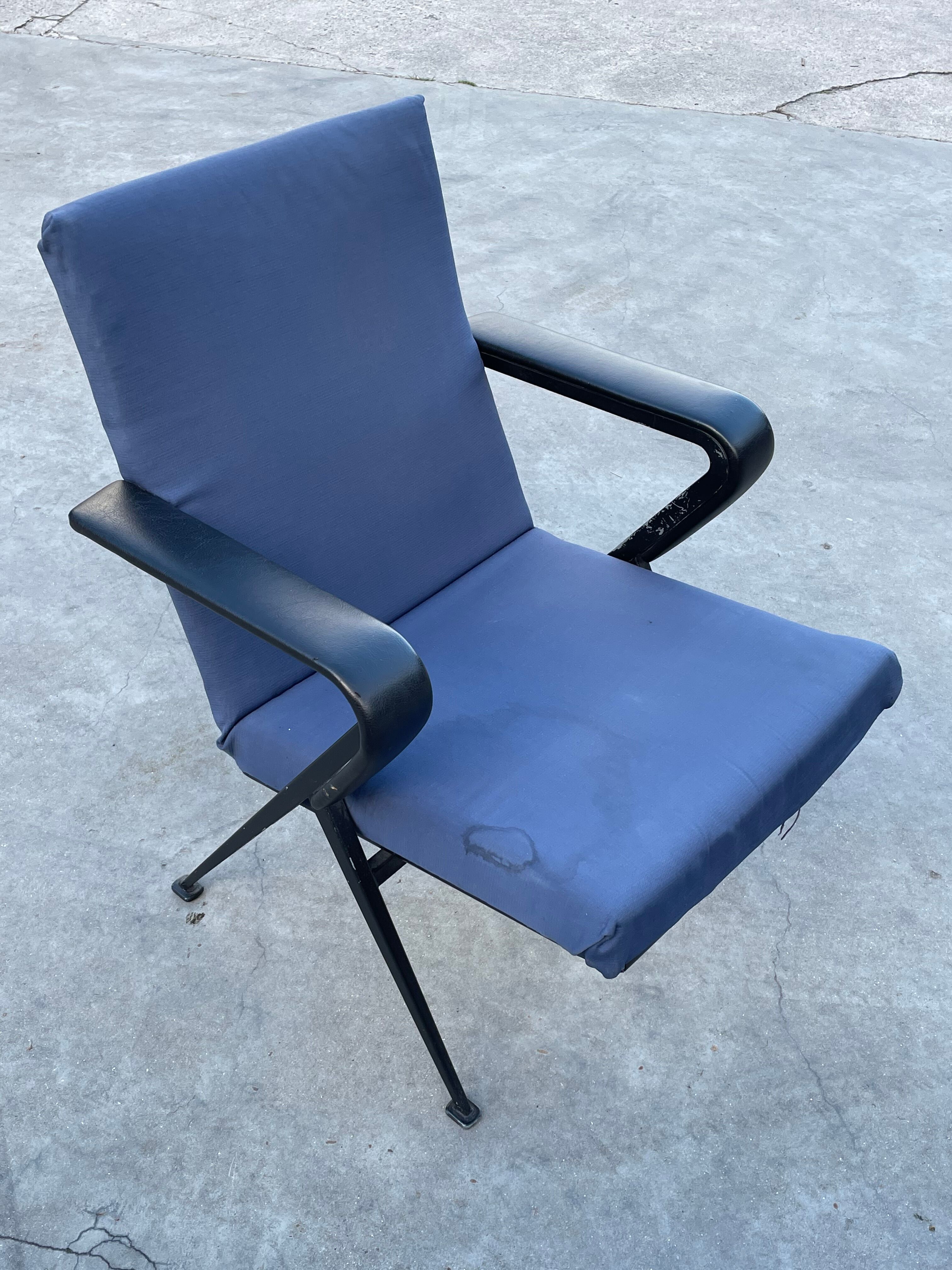 set of 2 Repose armchairs by Friso Kramer for Ahrend de Cirkel