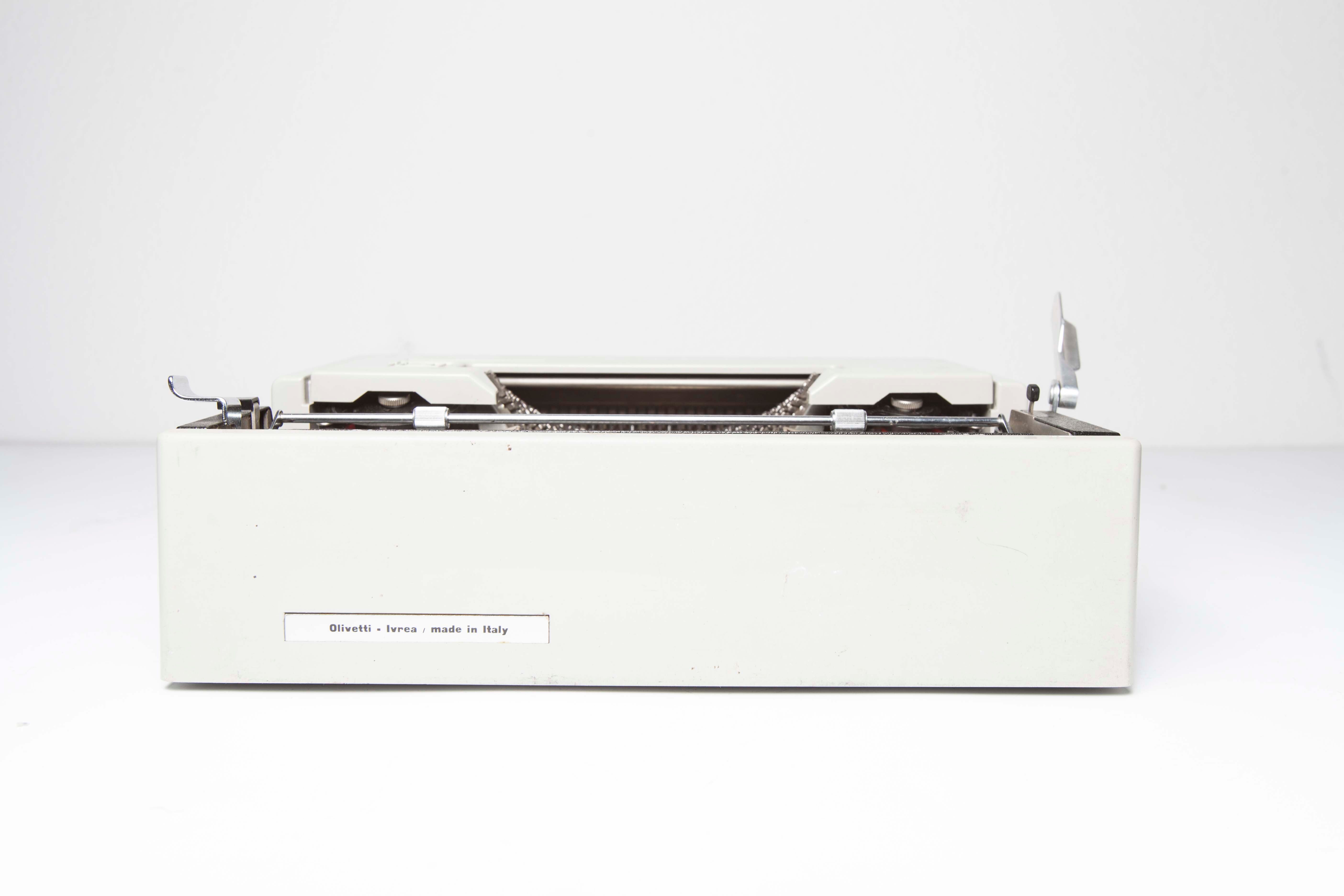 Dora typewriter by Olivetti 70