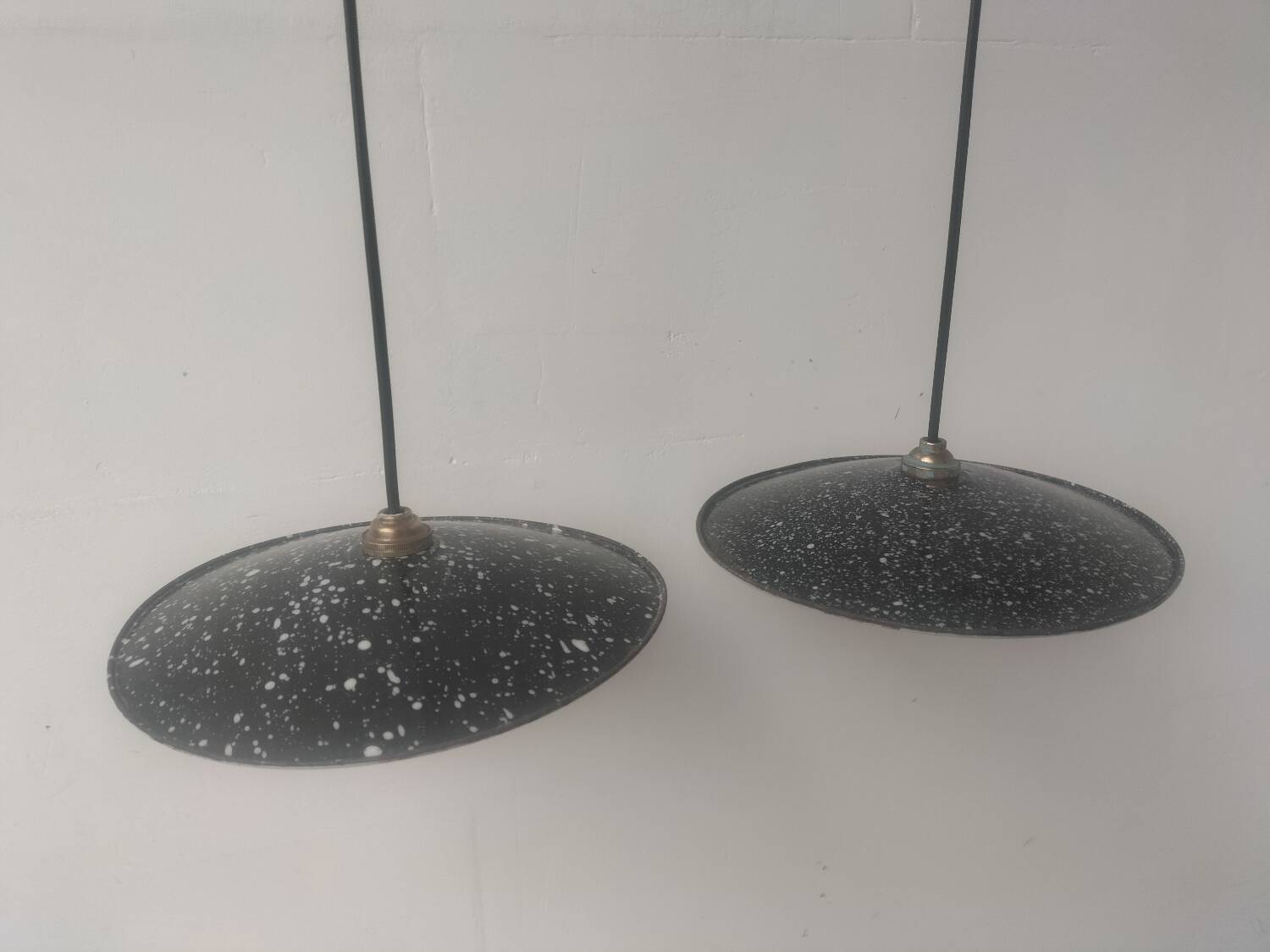 2 enamelled sheet metal suspensions