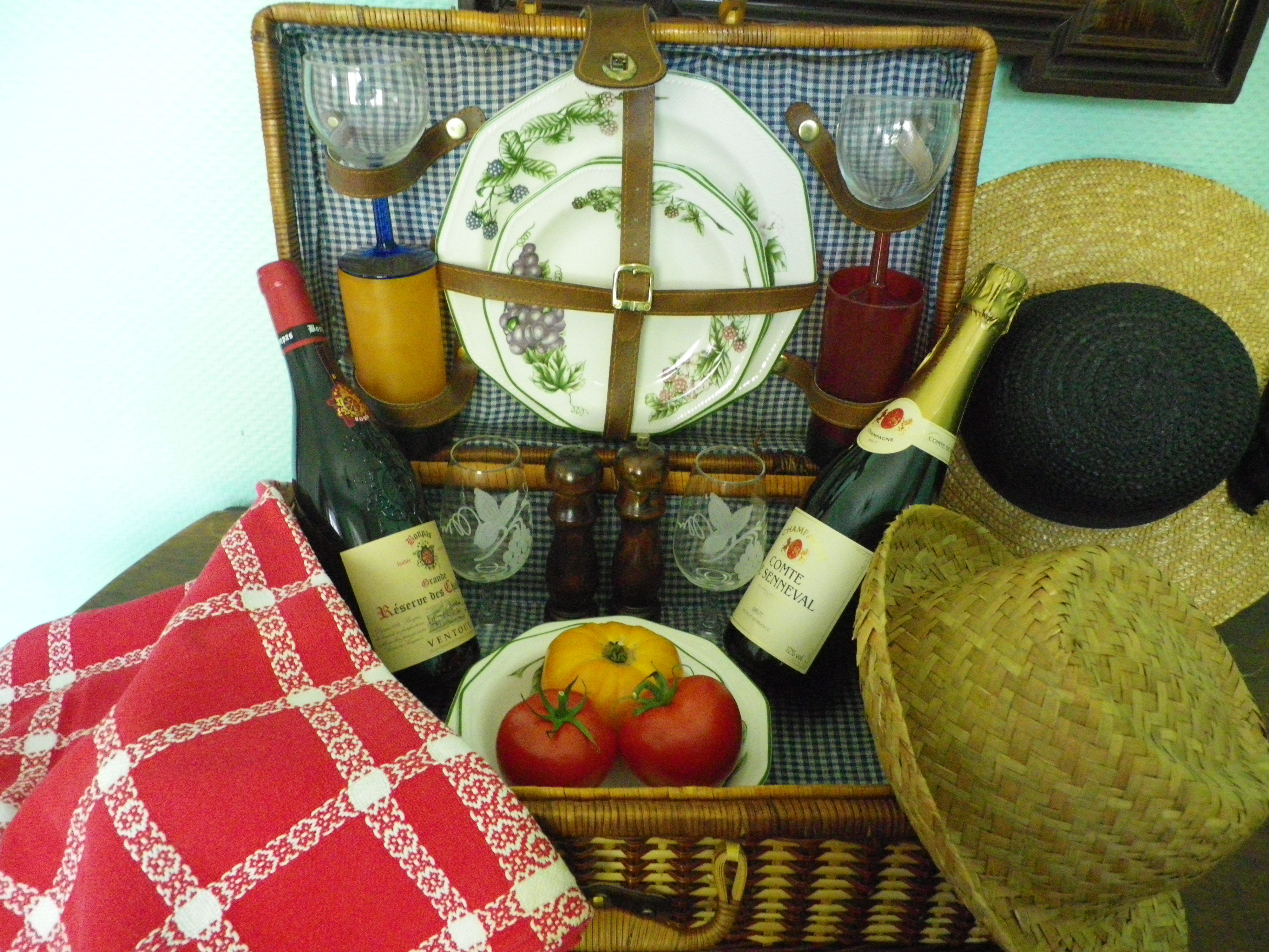 Picnic suitcase, braided wicker, 2 handles, leather closure