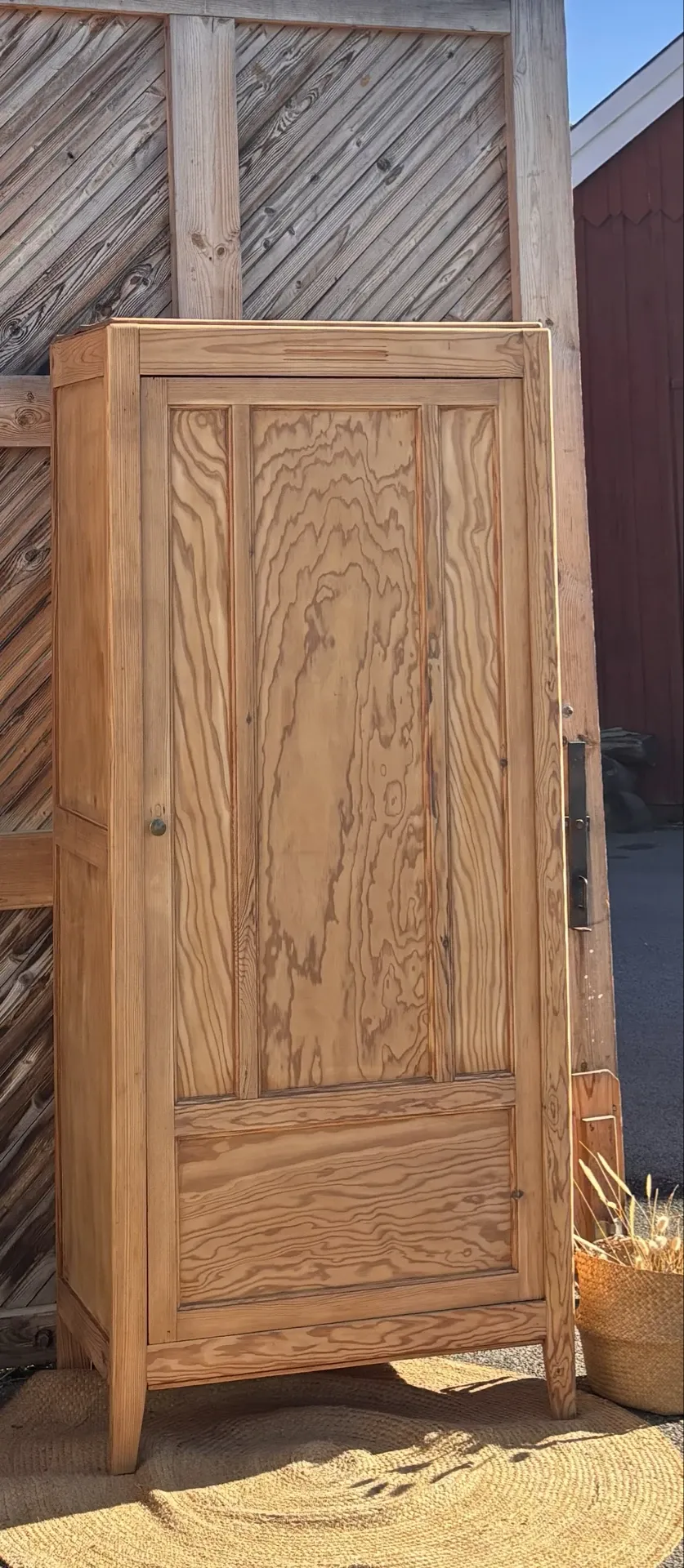 Armoire parisienne étroite ancienne en bois brut 