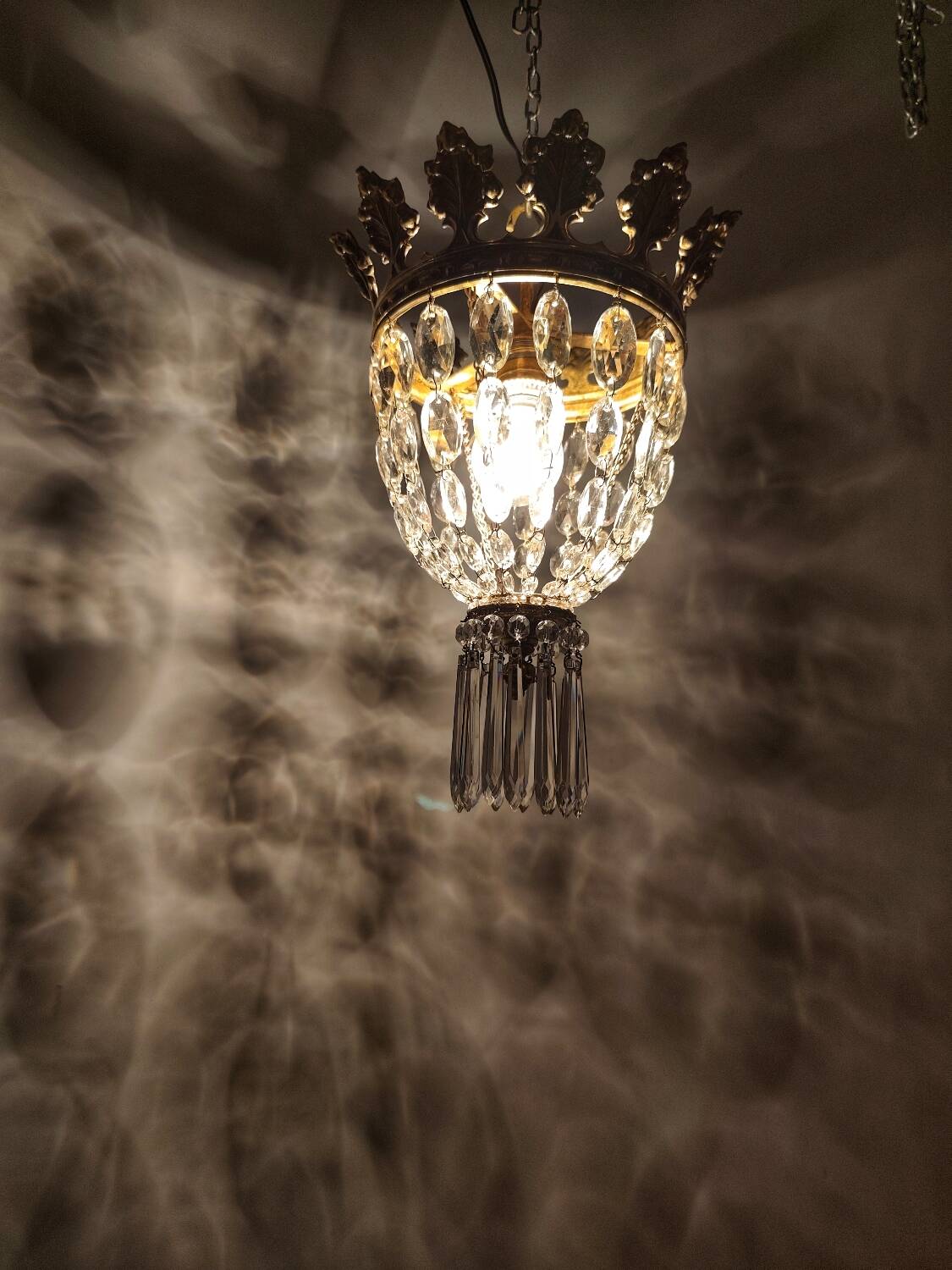 Lámpara de techo de cristales. España, 1950s.