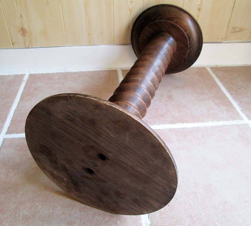 Wooden screw-mounted pedestal table