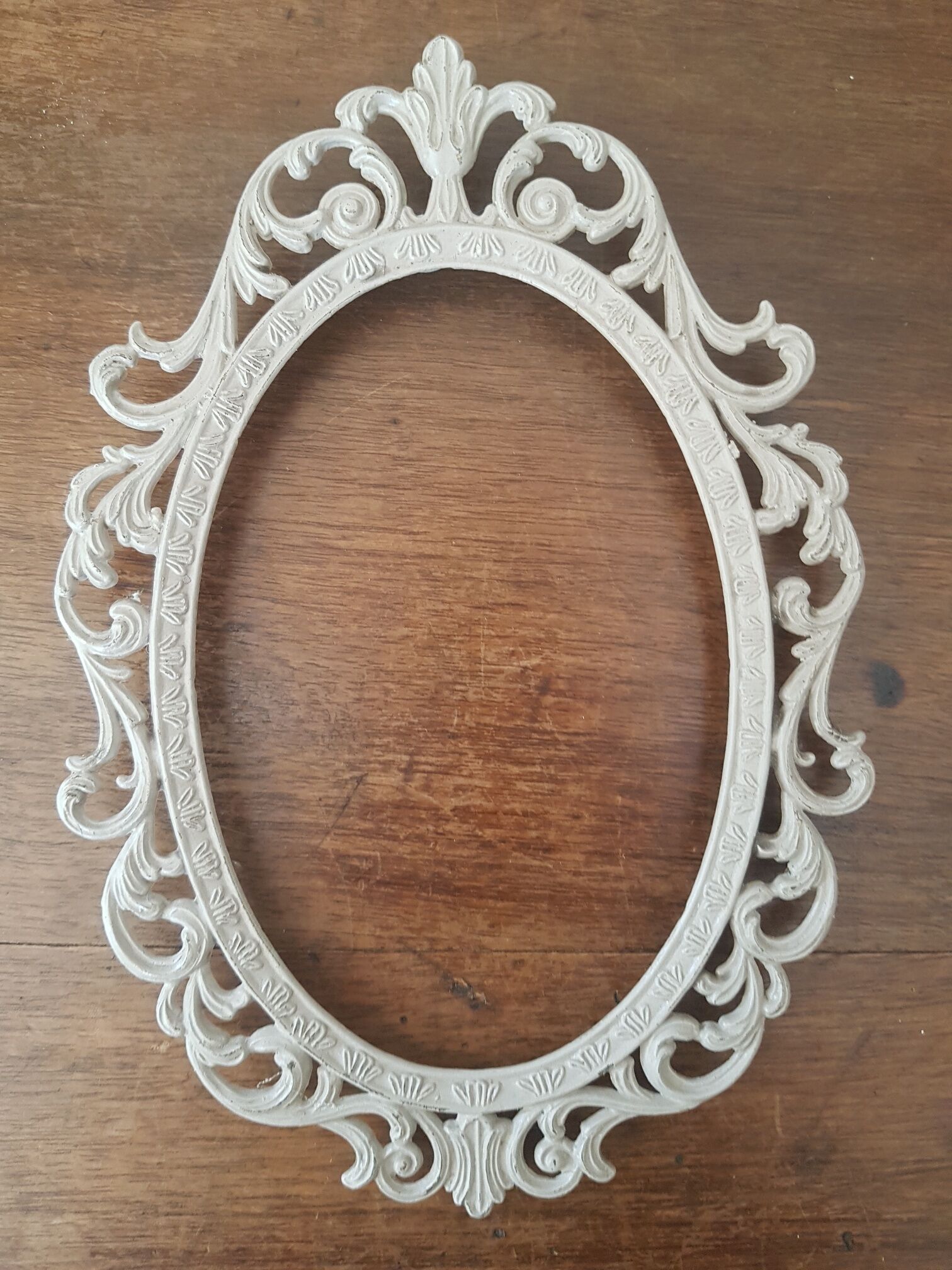 Oval frame molding patinated plant decoration