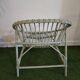 Fauteuil corbeille vintage en rotin – teinte vert gris