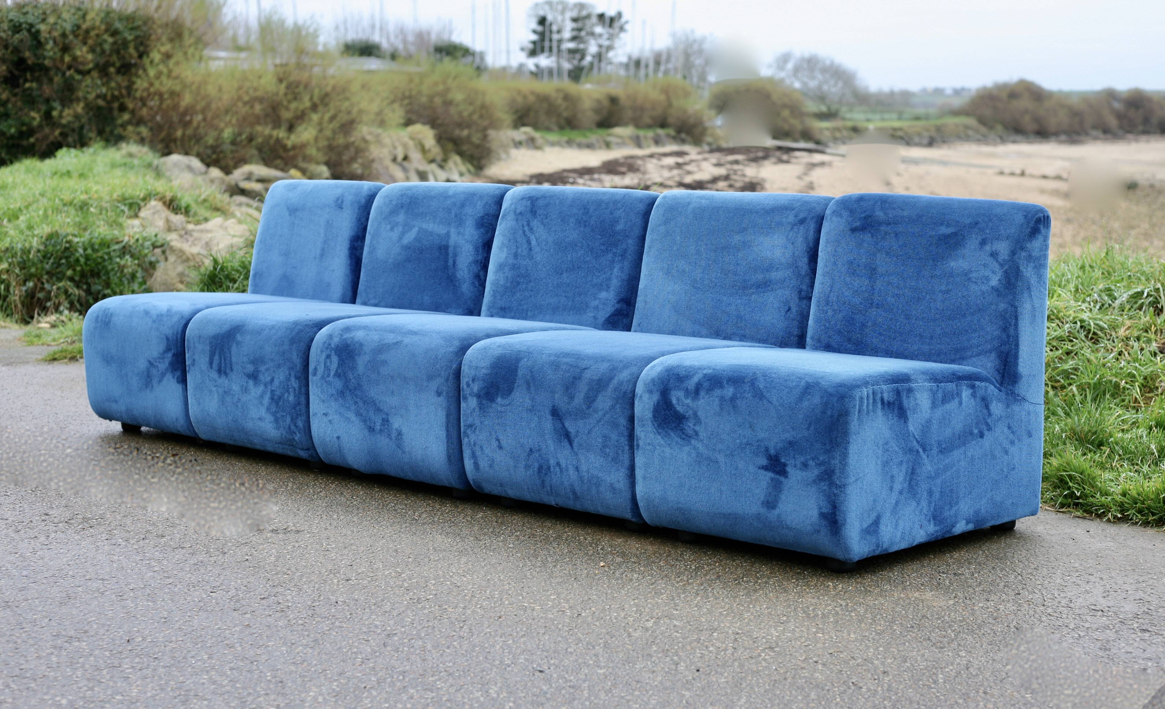 Canapé modulable composé de 5 chauffeuses en velours bleu, circa 1980