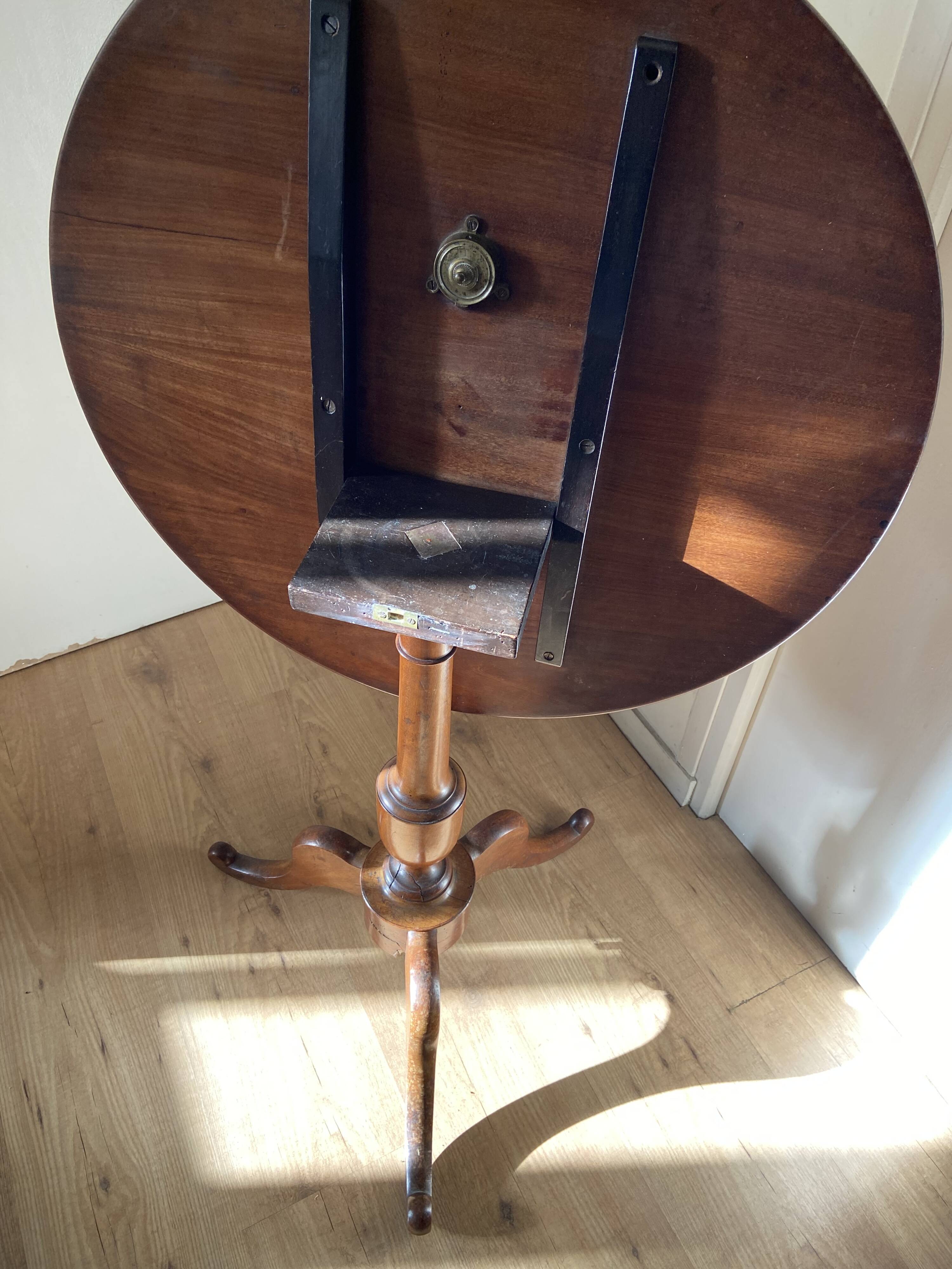 Guéridon anglais tripode à plateau basculant.