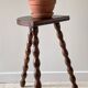 Tabouret en bois tripode tourné vintage