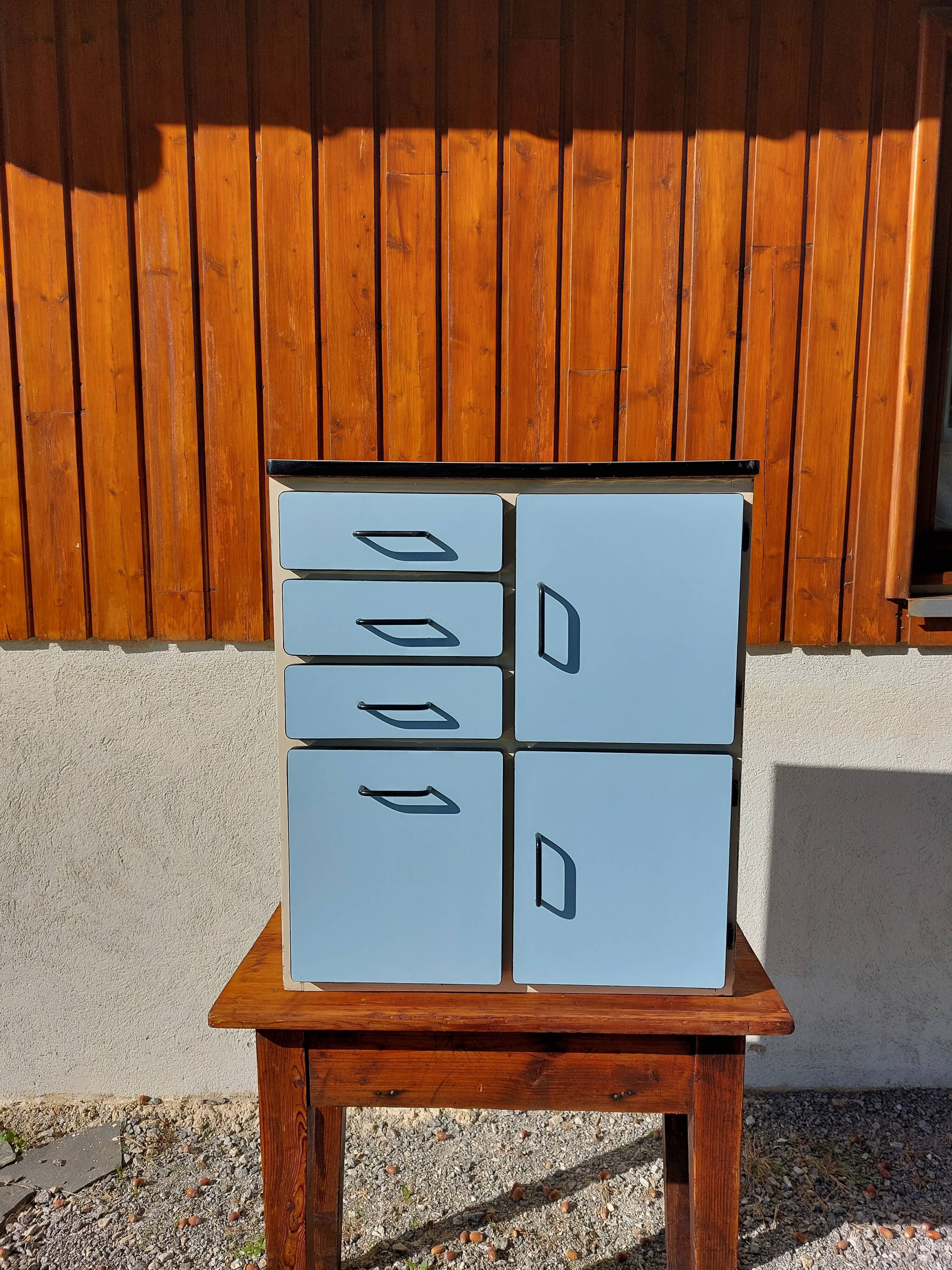 Closet in blue formica
