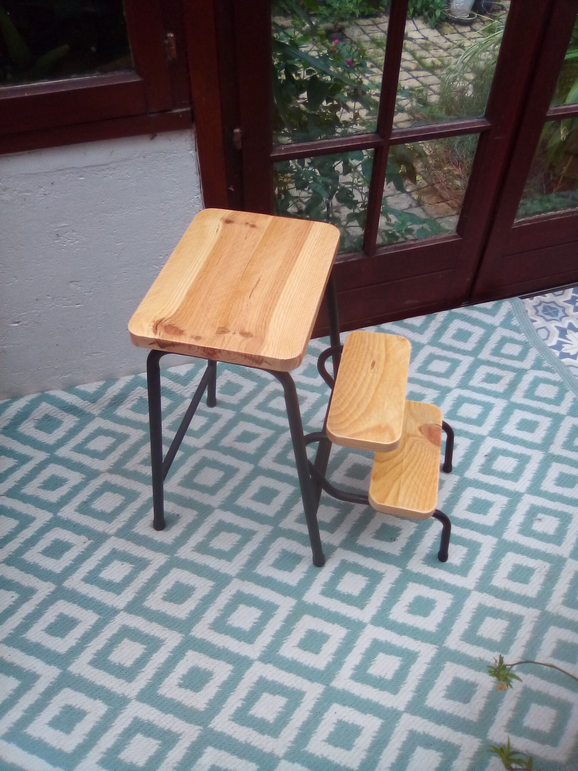 Foldable steplady stool
