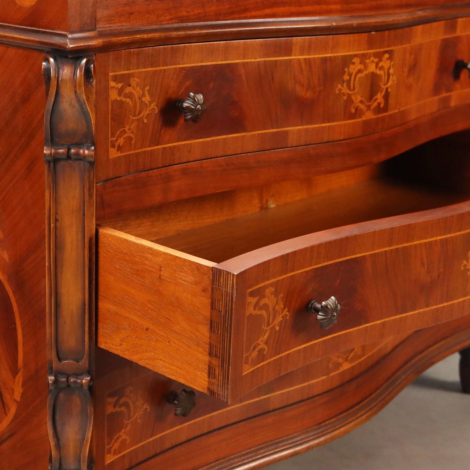 Antique drop-leaf table in walnut with maple inlays, Italy, 20th century.