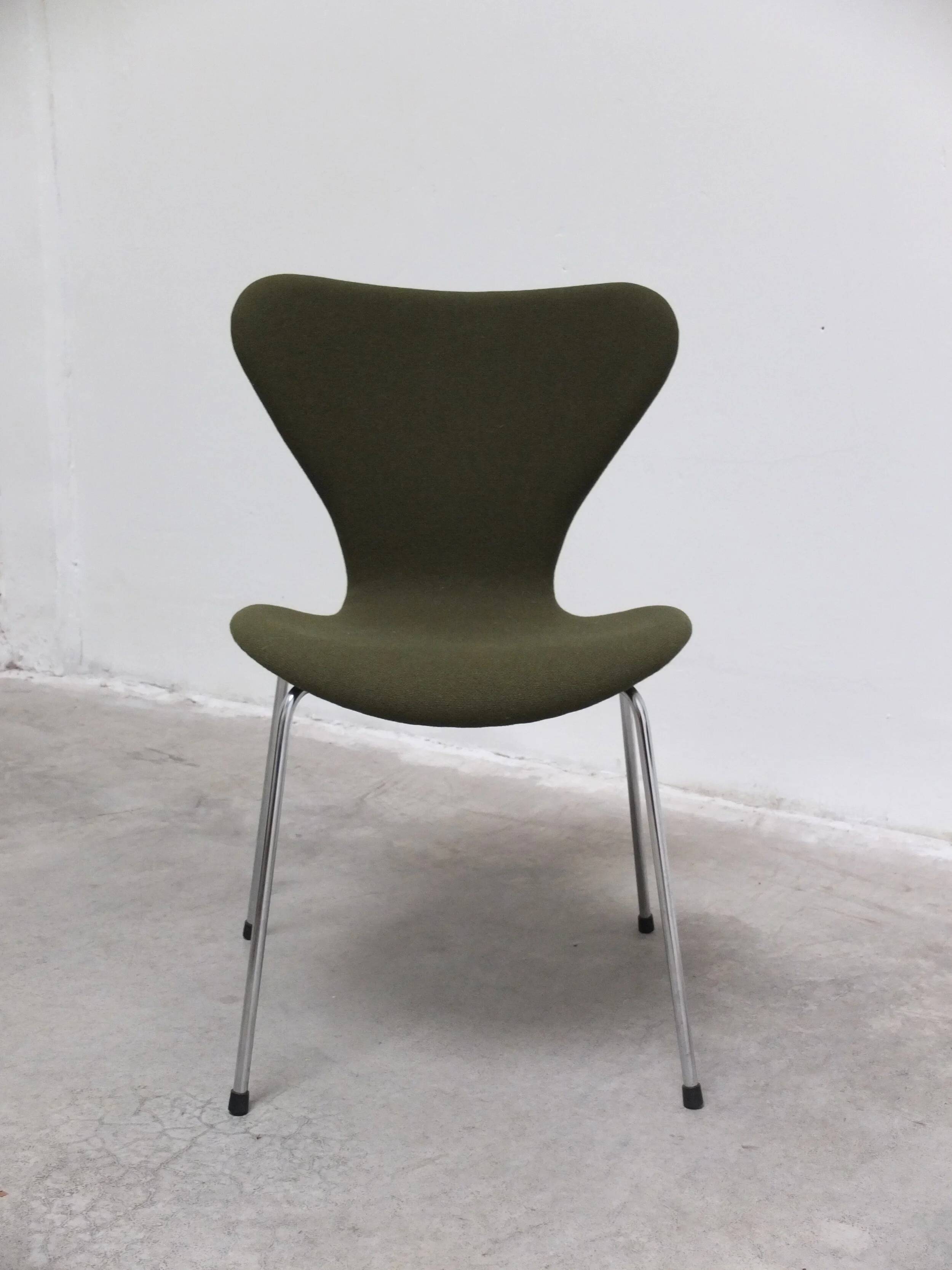 Pair of 'Series 7' chairs in green fabric by Arne Jacobsen for Fritz Hansen, 1980