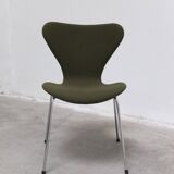 Pair of 'Series 7' chairs in green fabric by Arne Jacobsen for Fritz Hansen, 1980