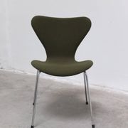 Pair of 'Series 7' chairs in green fabric by Arne Jacobsen for Fritz Hansen, 1980