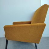 Fauteuil design en bouclette jaune cumin