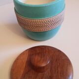 Pot en faïence avec couvercle en bois