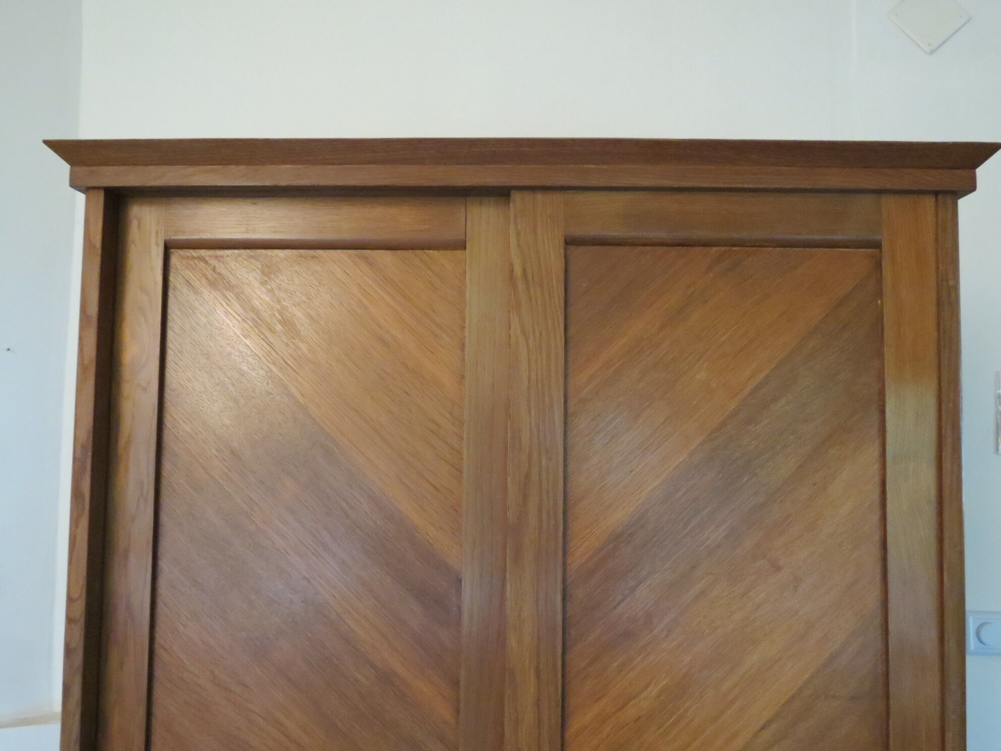 Walk-in wardrobe with sliding doors from the 1950s