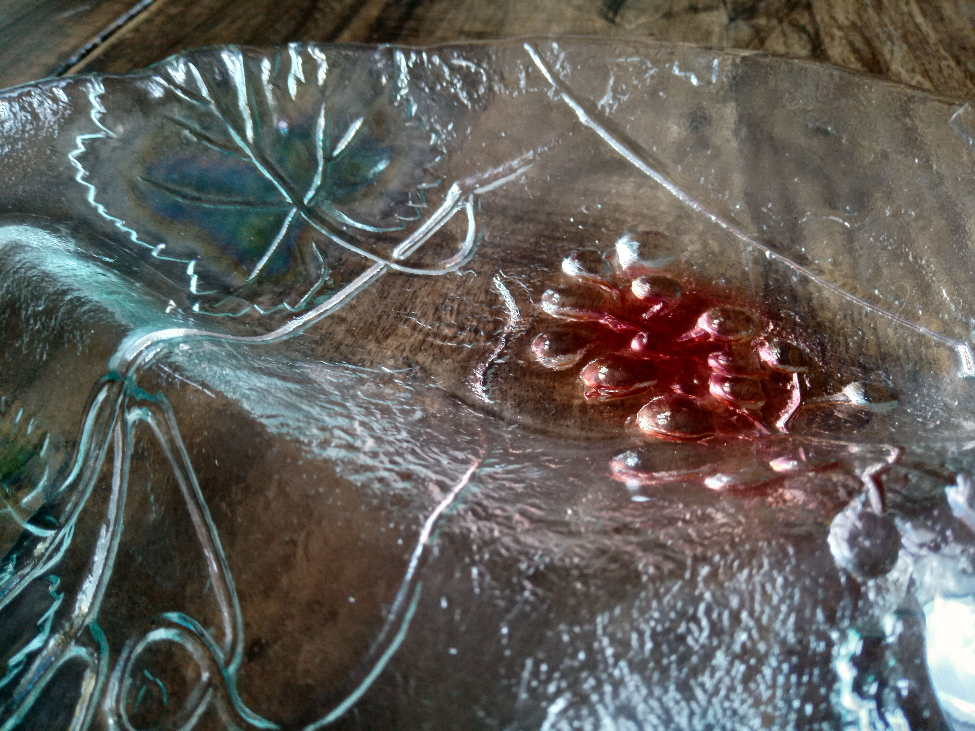 Plat rond vintage 3 compartiments en verre opaque décor coloré raisins et feuilles de vigne