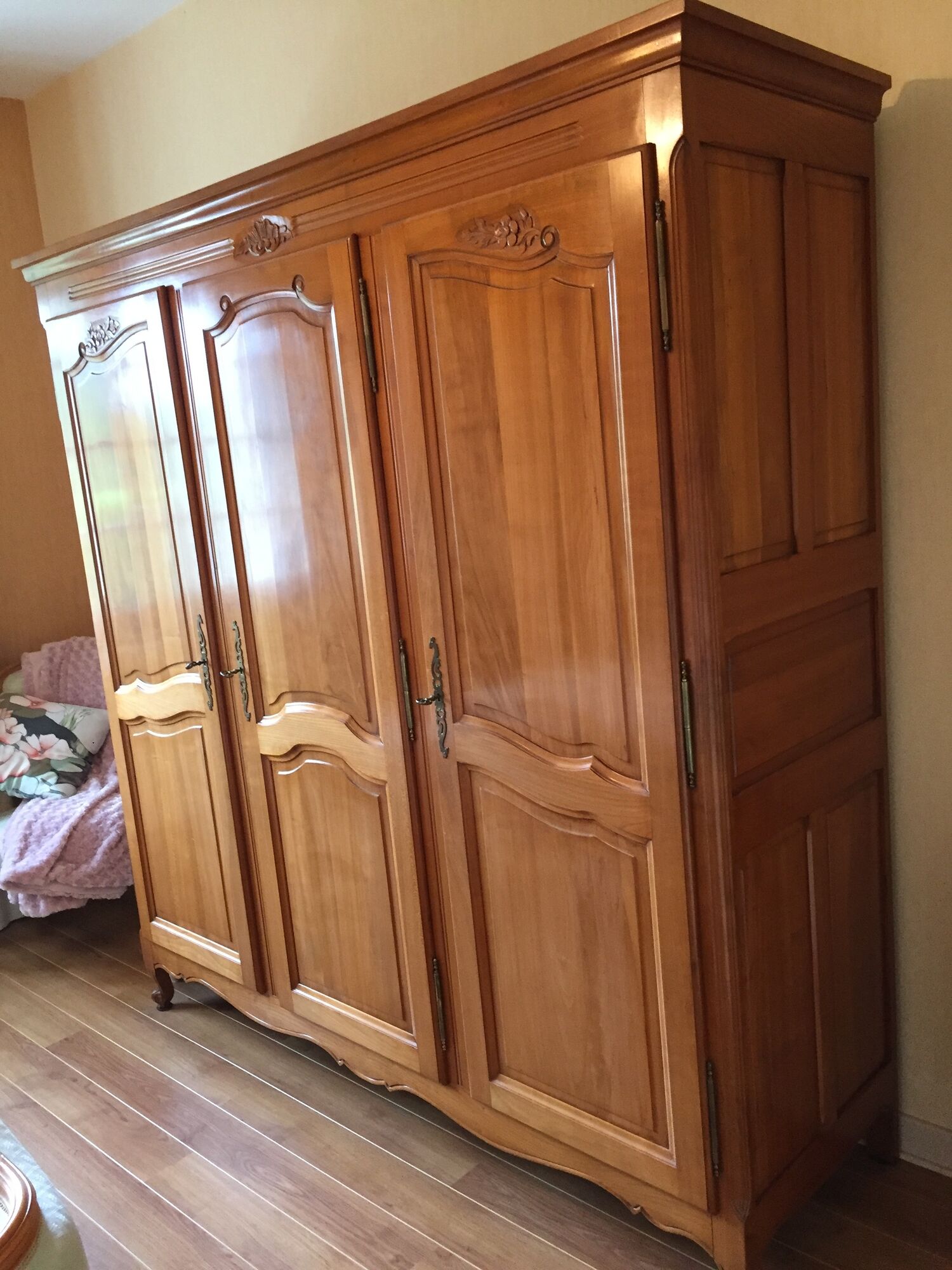 Wardrobe 3 doors cherry style Louis XV perfect condition