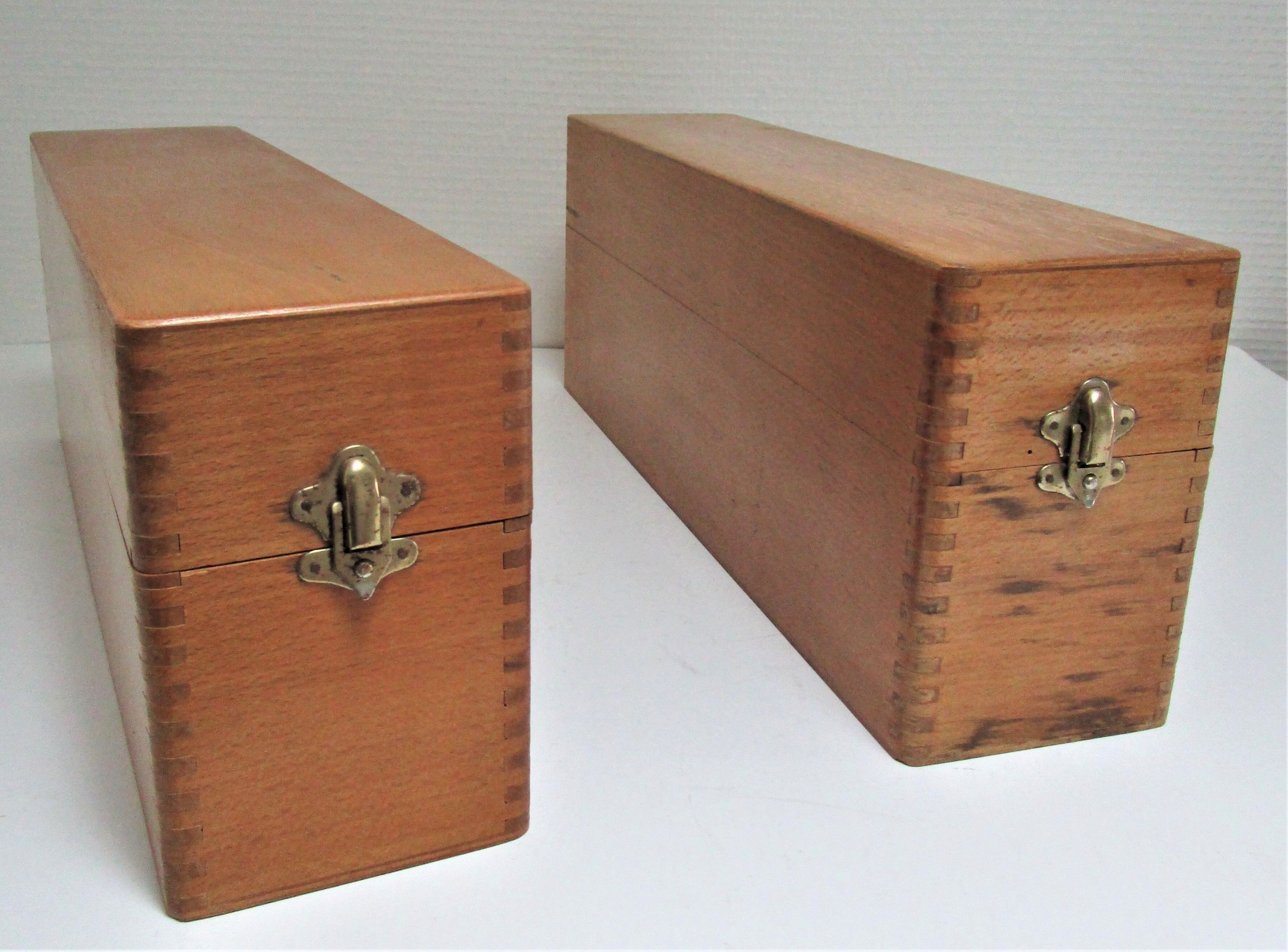 Deux boîtes à archives en bois de hêtre vintage
