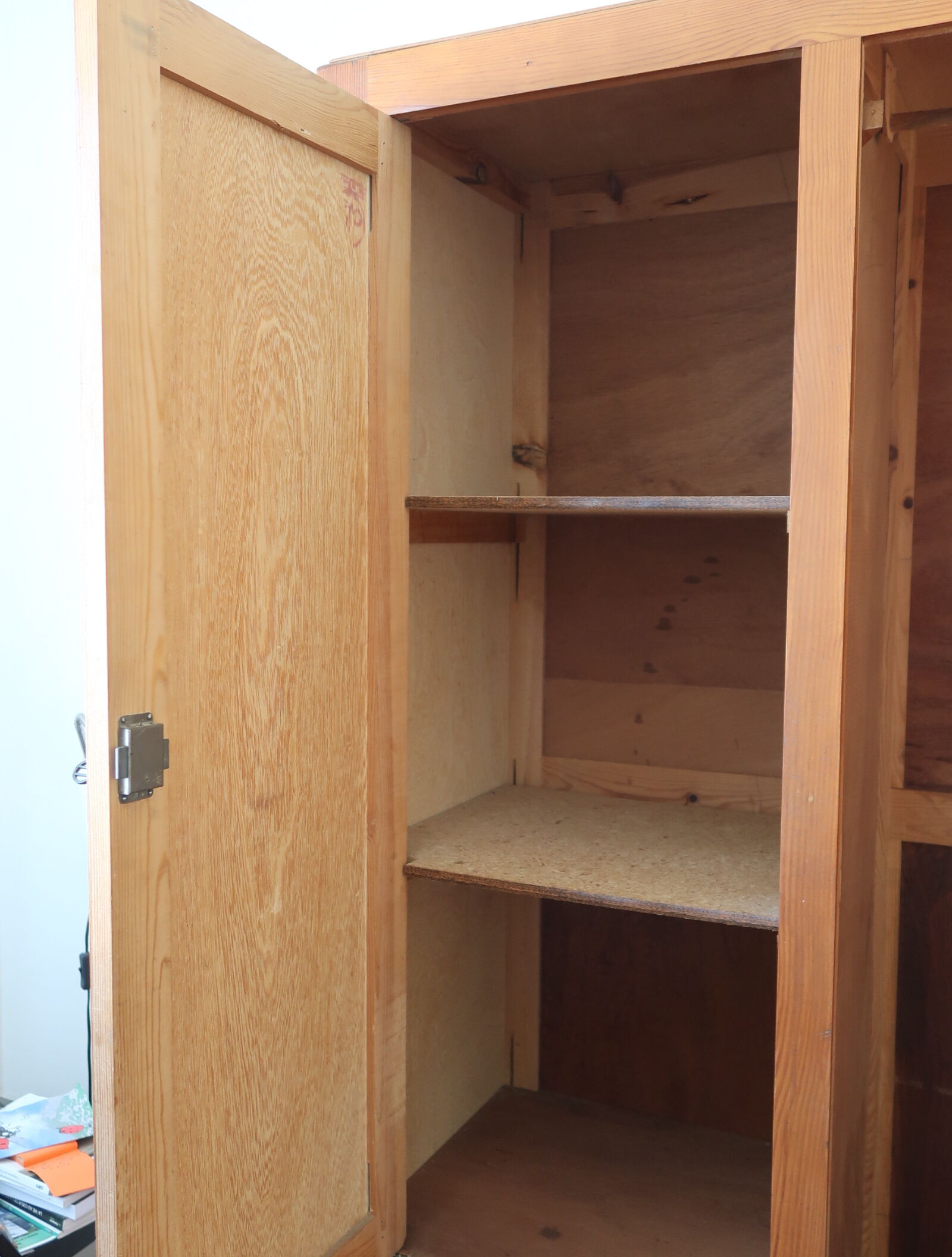 Armoire pieds compas