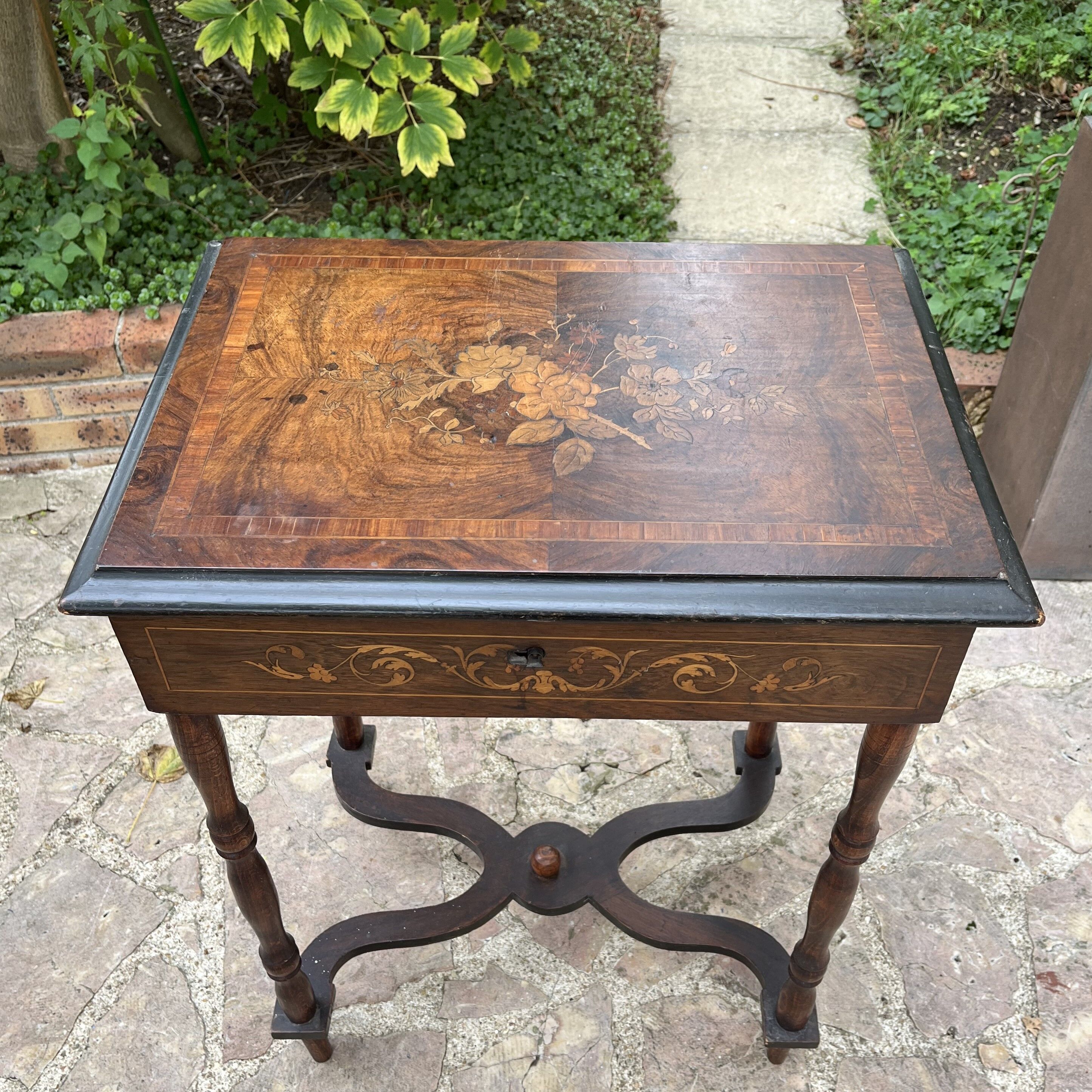 Couturière en bois