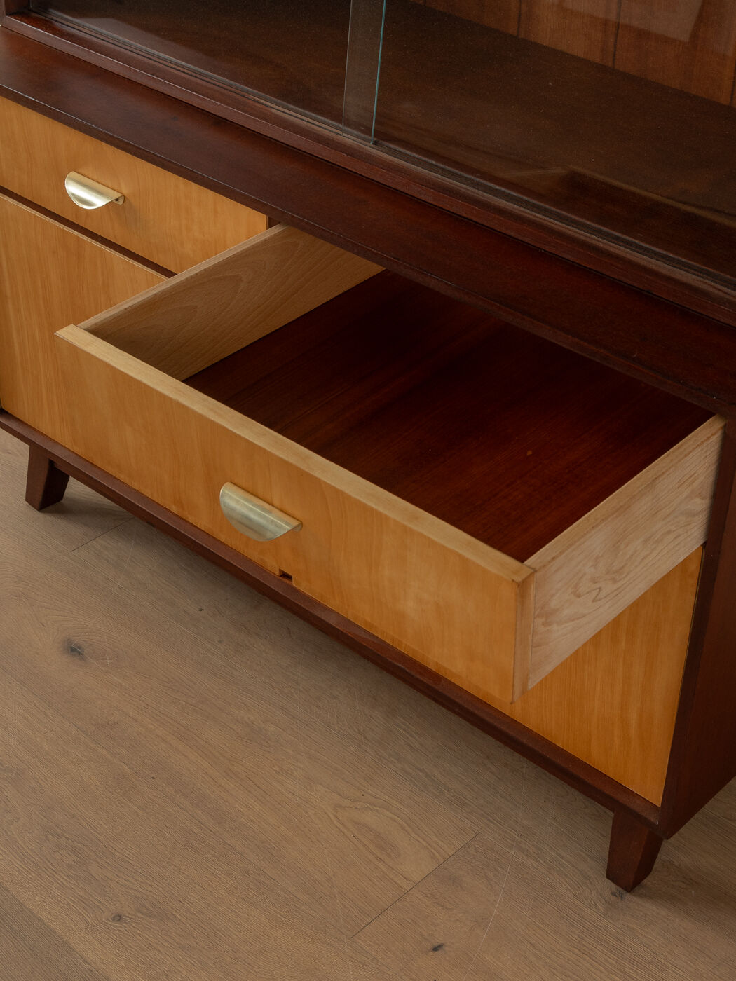Display cabinet from the 1950s