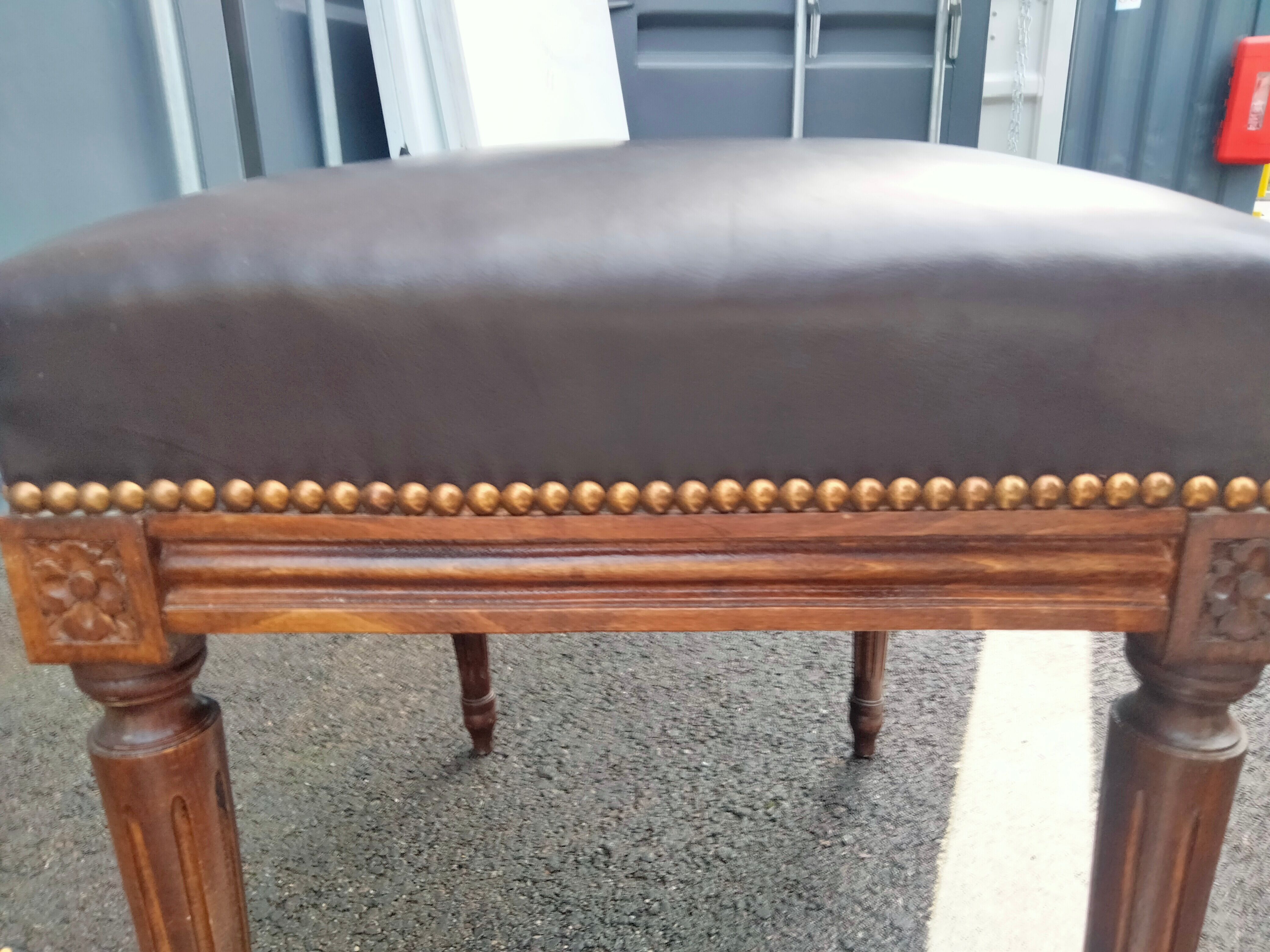 Tabouret repose pied ancien style Louis XVI dessus cuir
